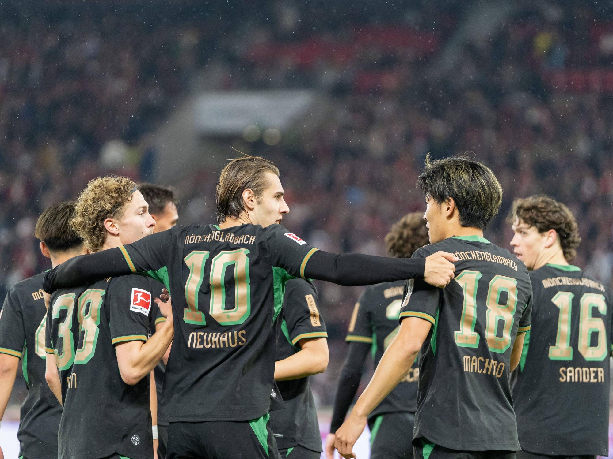 Die Profis von Borussia Mönchengladbach freuen sich miteinander.
