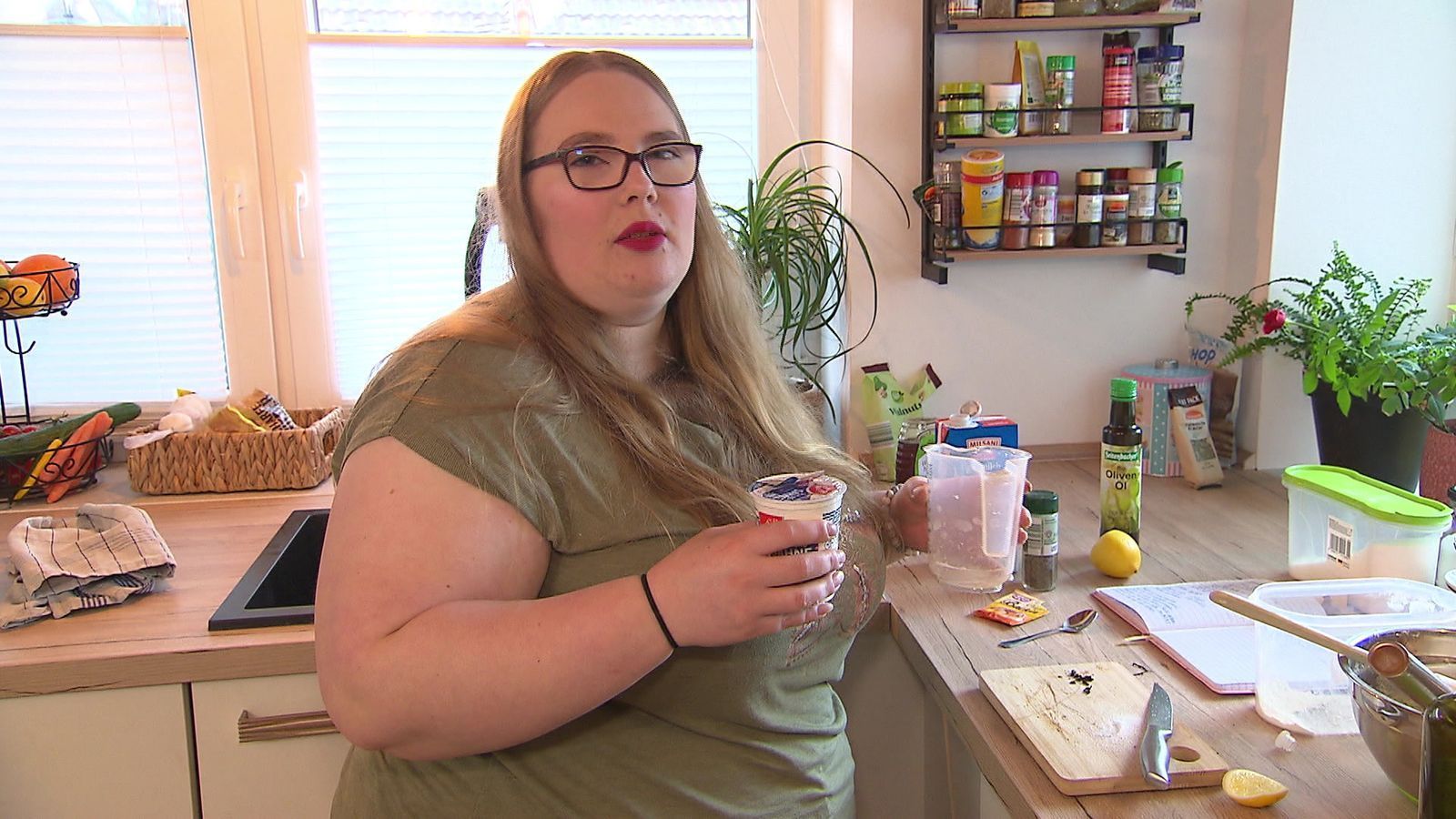 Backen ist Majas große Leidenschaft.
 (Bild: RTL)