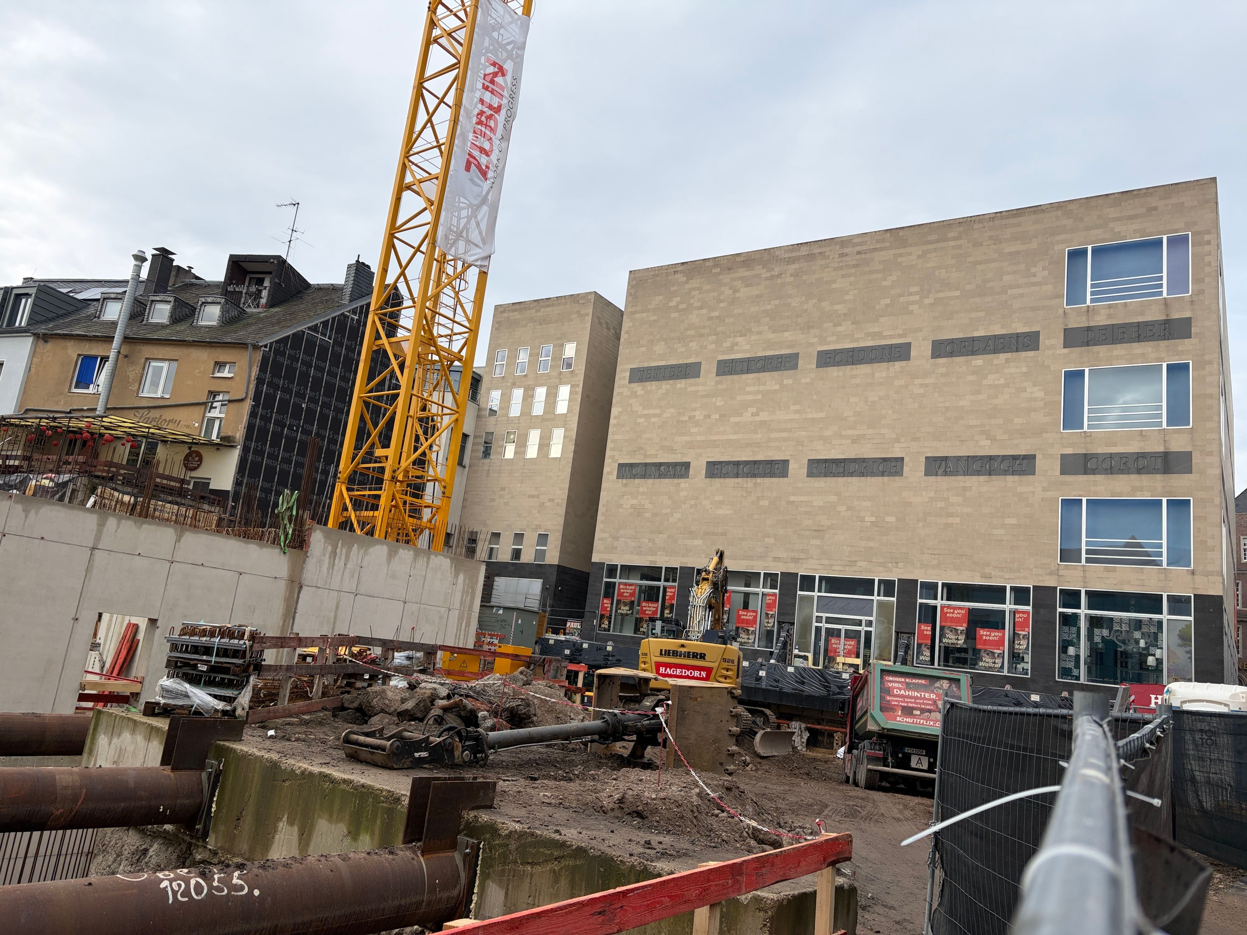 Links sind die ersten Wände des Anbaus zu sehen, rechts das Haupthaus des WRM.