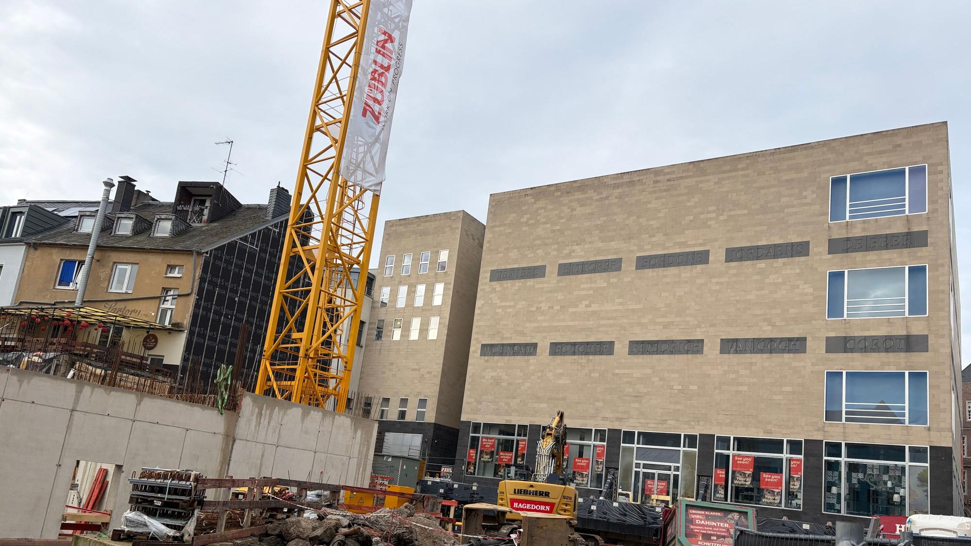 Links sind die ersten Wände des Anbaus zu sehen, rechts das Haupthaus des WRM.
