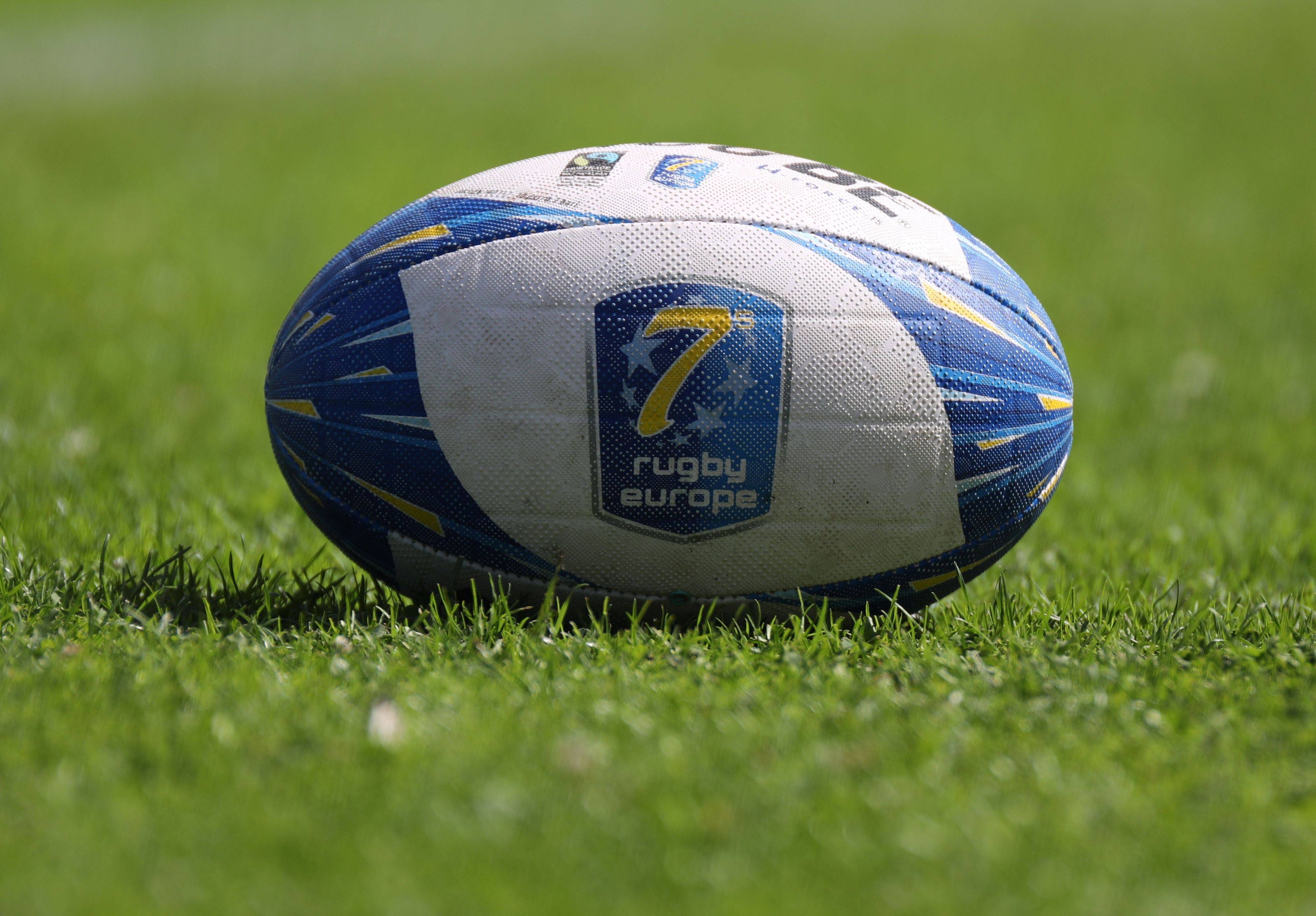 Ein Rugbyball auf dem Rasen.