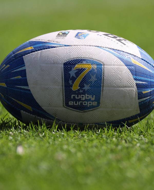 Ein Rugbyball auf dem Rasen.