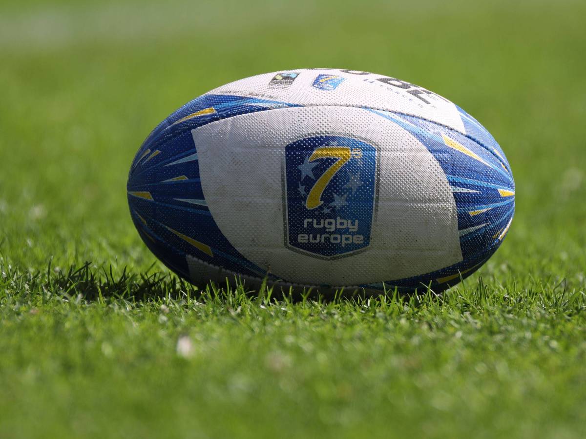 Ein Rugbyball auf dem Rasen.