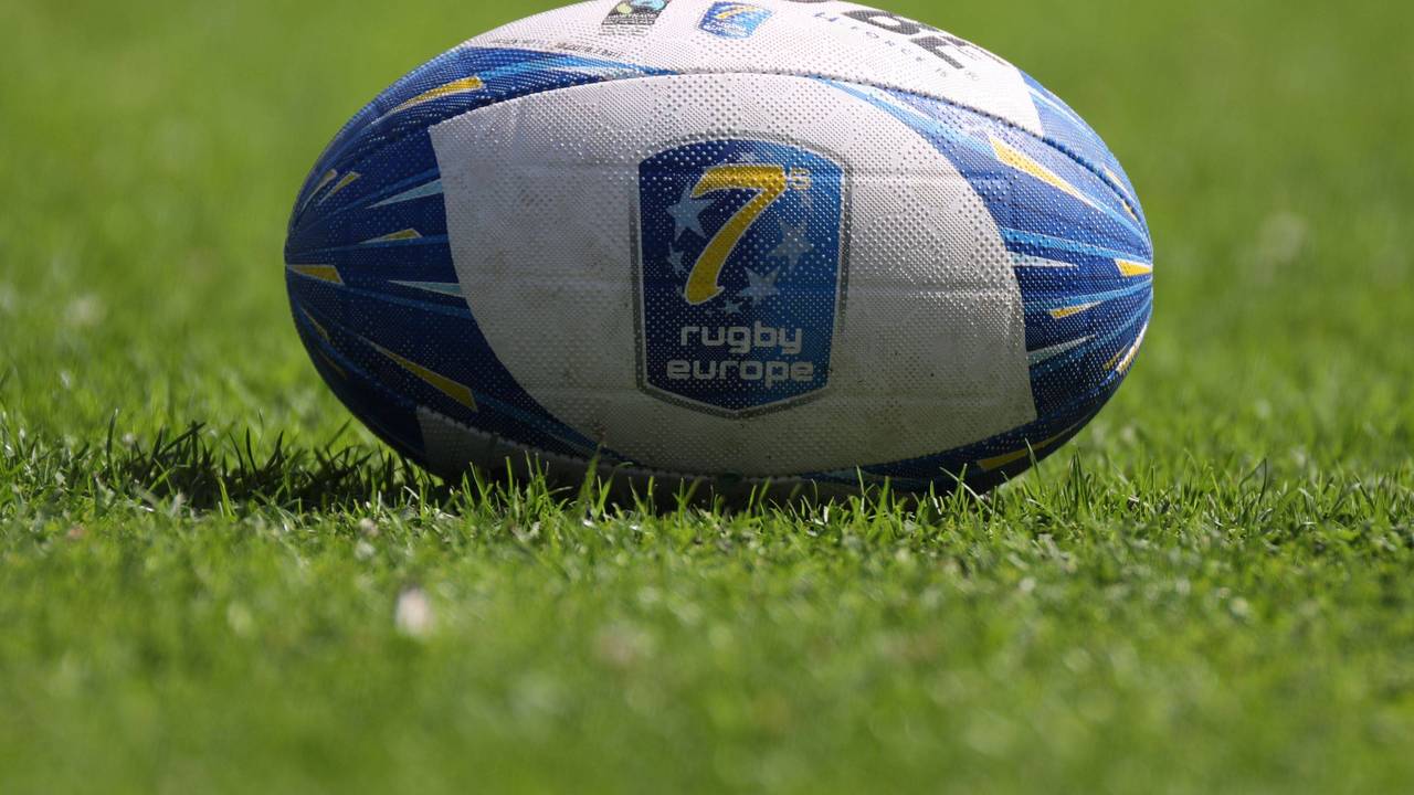 Ein Rugbyball auf dem Rasen.