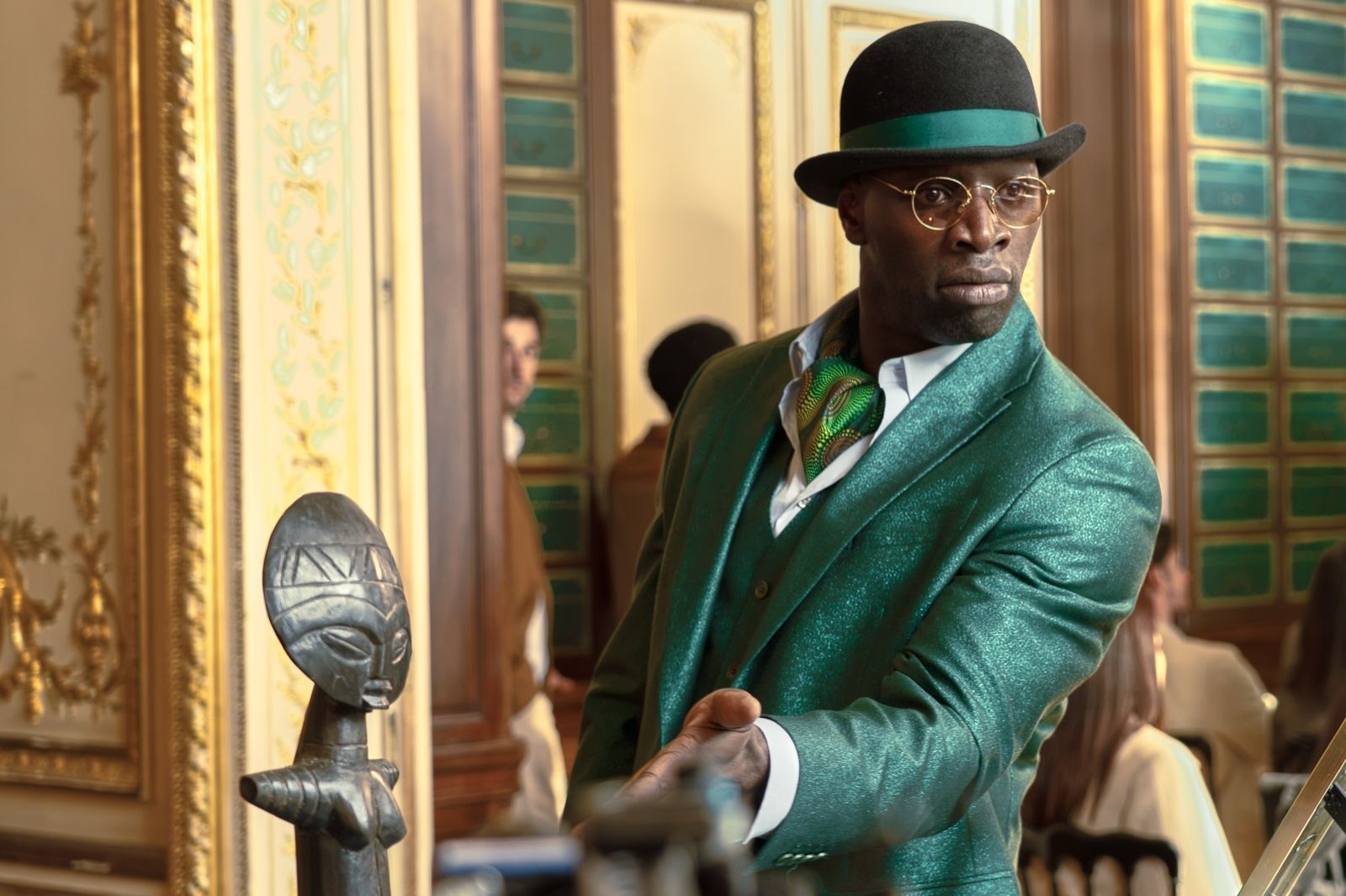 Hat für jeden Auftritt das passende Kostüm: Assane Diop (Omar Sy) spielt mit den Erwartungen. (Bild: 2025 Netflix, Inc. / Selly Sy)