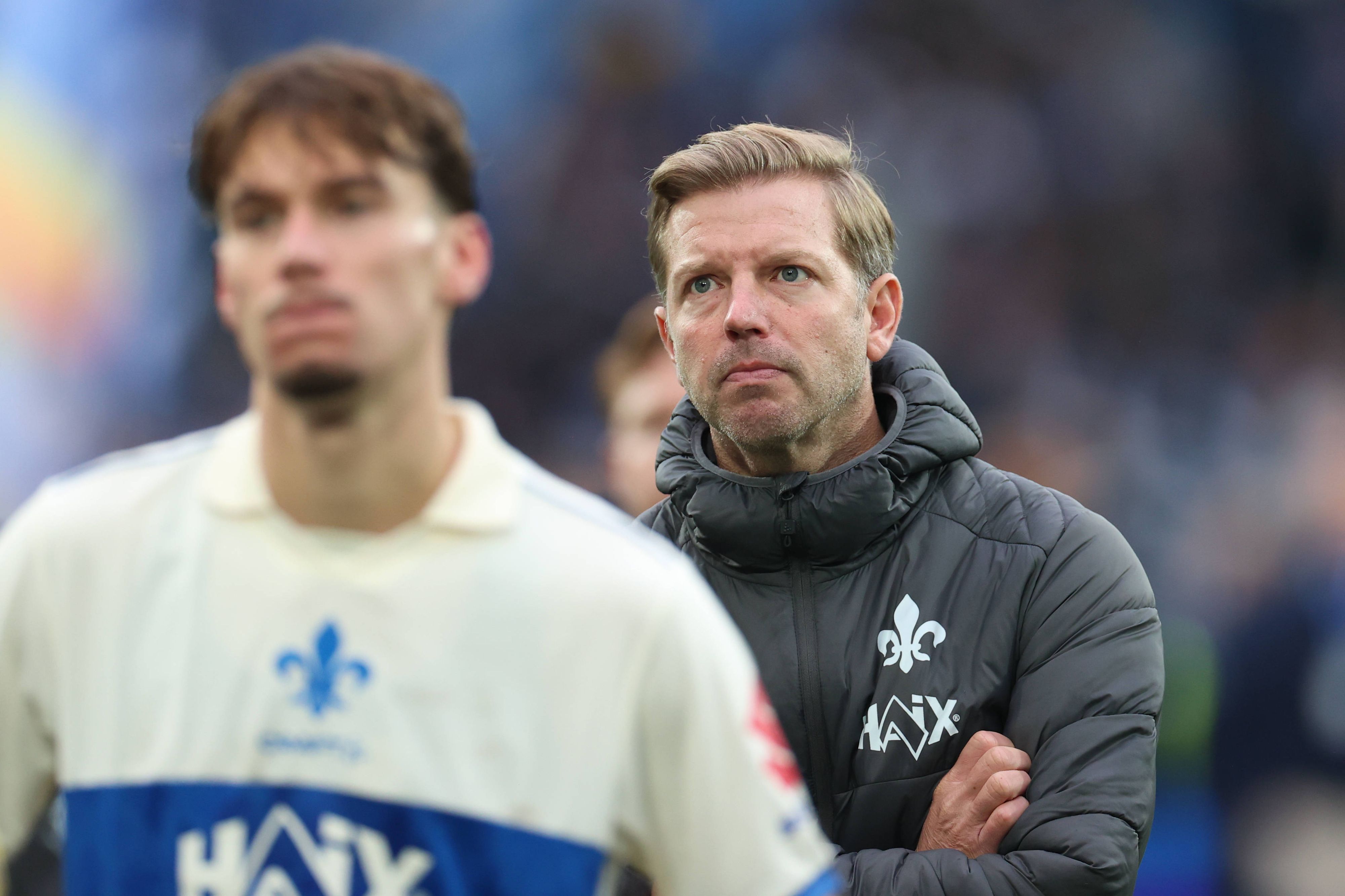 Florian Kohfeldt steht konsterniert auf dem Platz.
