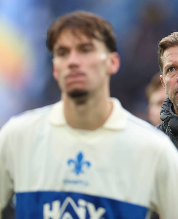 Florian Kohfeldt steht konsterniert auf dem Platz.