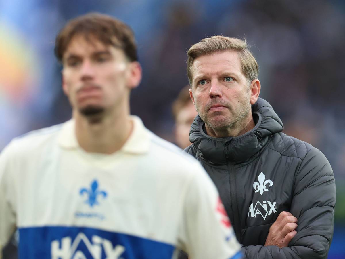 Florian Kohfeldt steht konsterniert auf dem Platz.