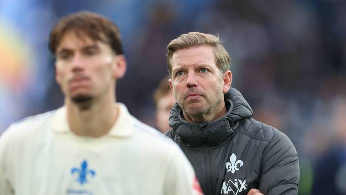 Florian Kohfeldt steht konsterniert auf dem Platz.