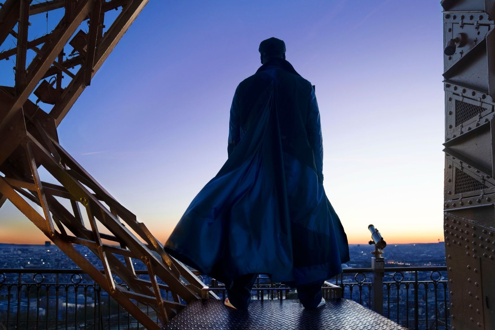Paris zu seinen Füßen: „Lupin“ wacht wieder über seine Stadt. (Bild: 2025 Netflix, Inc.)