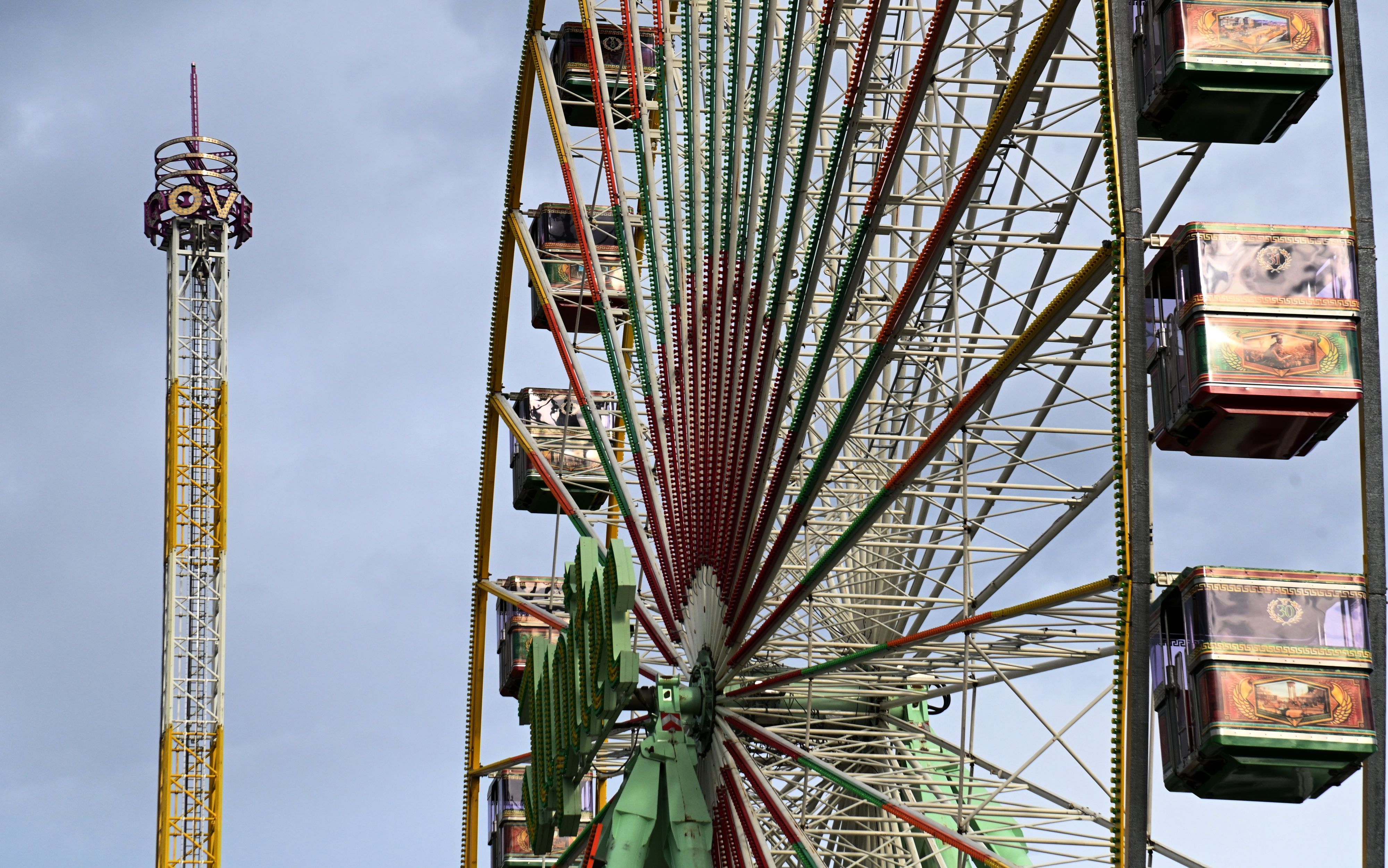 Pressekonferenz zur Deutzer Kirmes. Blick auf „Hangover“ und Riesenrad.