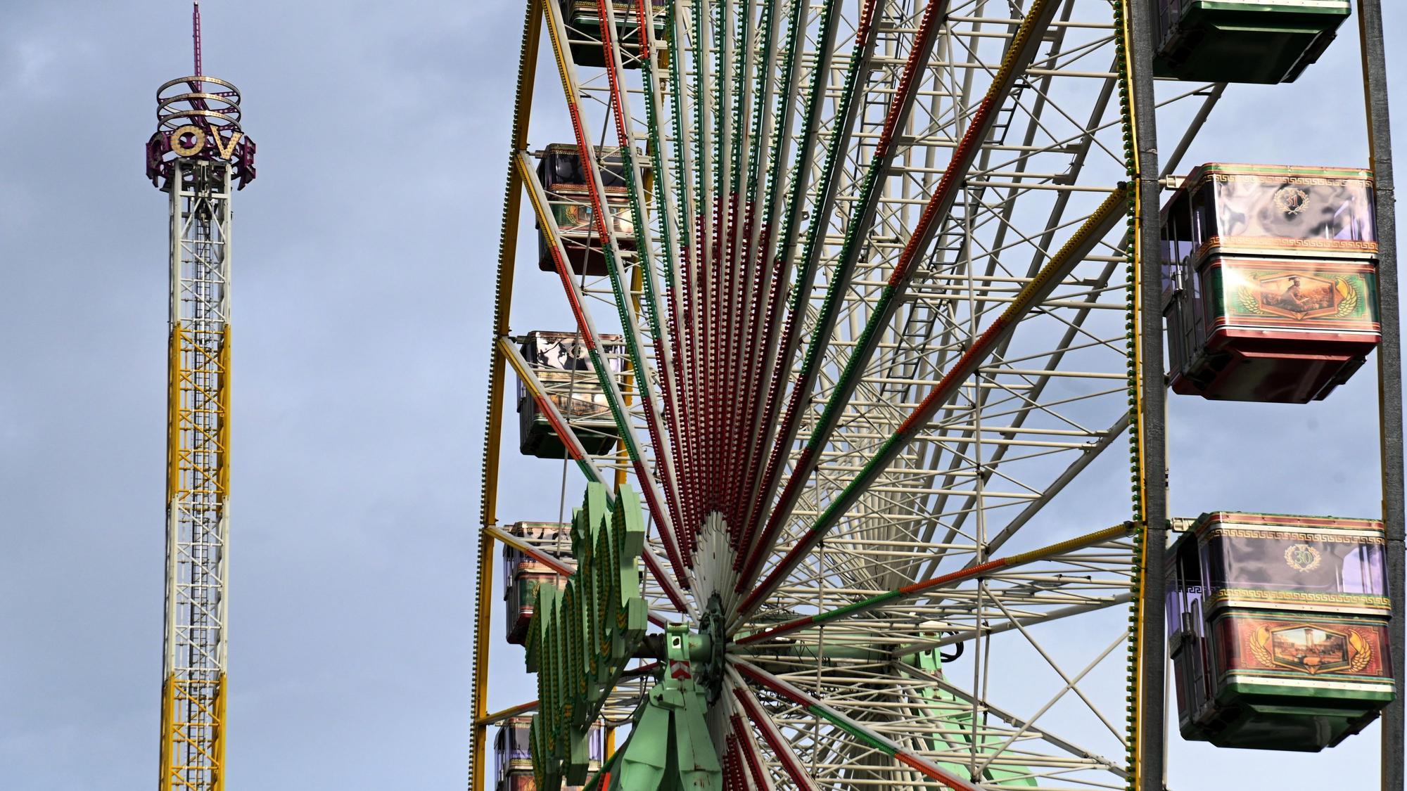 Pressekonferenz zur Deutzer Kirmes. Blick auf „Hangover“ und Riesenrad.