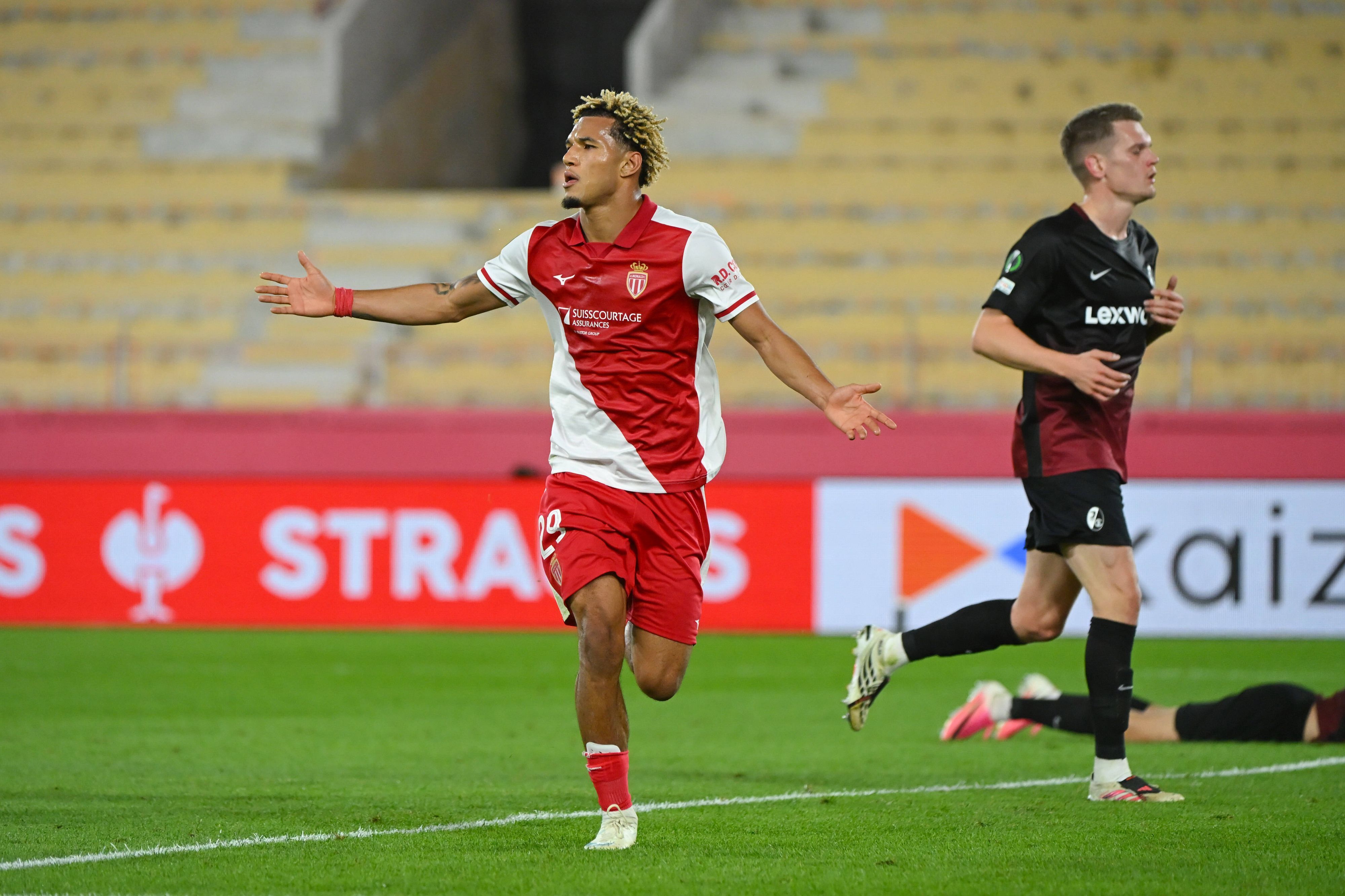 Paris Brunner bejubelt seinen Treffer gegen den SC Freiburg.