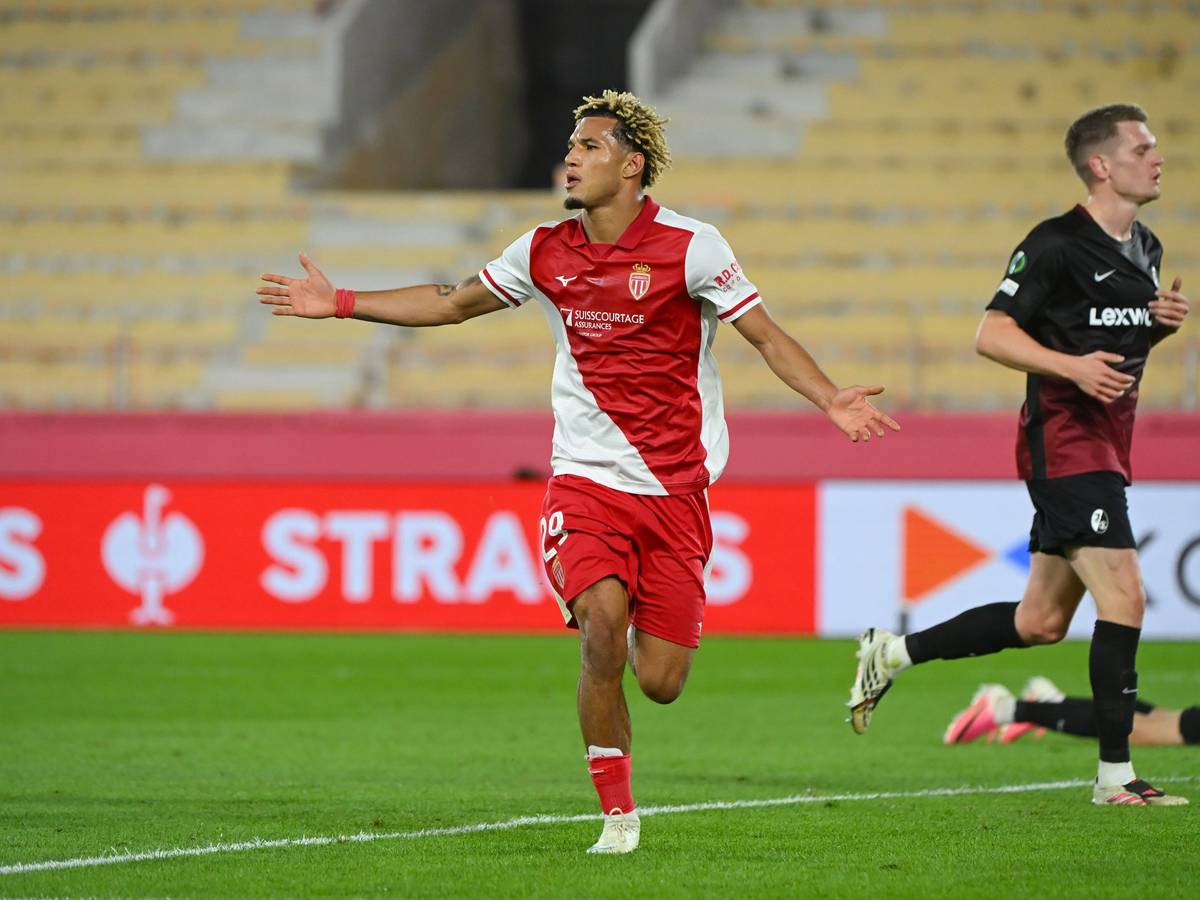 Paris Brunner bejubelt seinen Treffer gegen den SC Freiburg.