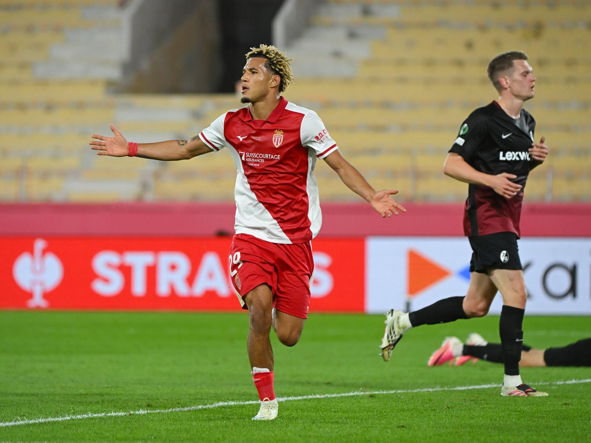 Paris Brunner bejubelt seinen Treffer gegen den SC Freiburg.