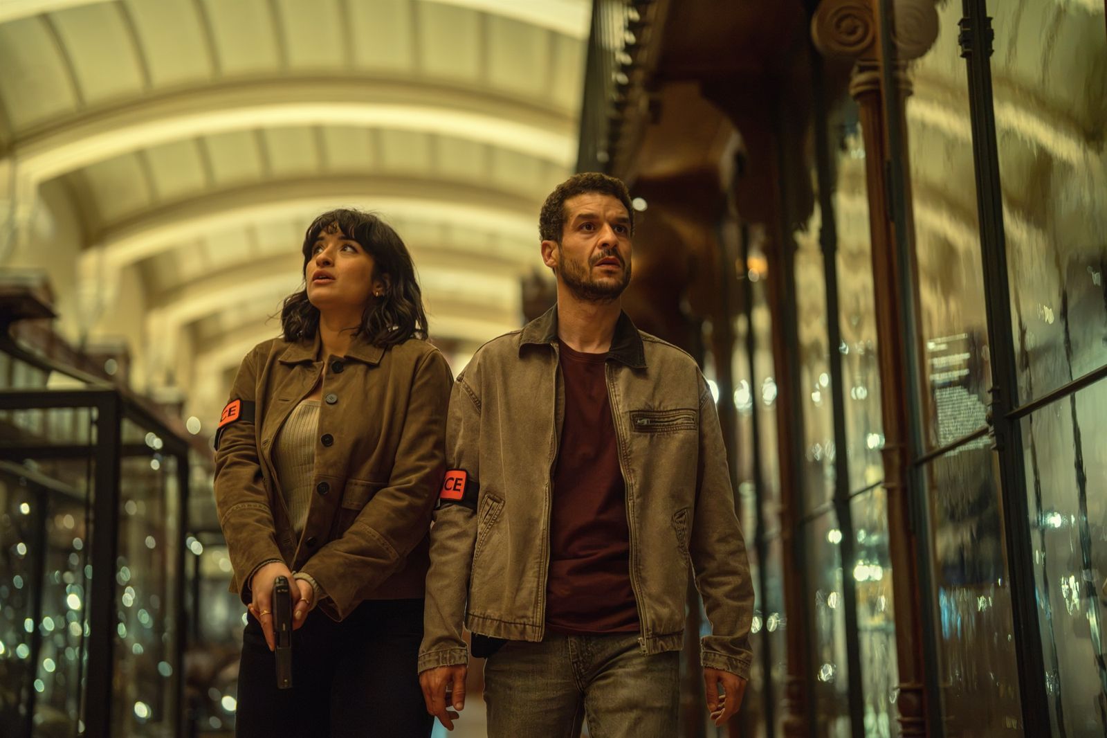 Die Polizei tappt wieder im Halbdunklen: Sofia (Shirine Boutella) und Youssef (Soufiane Guerrab) sind immer einen Schritt hinterher. (Bild: 2025 Netflix, Inc. / Emmanuel Guimier)