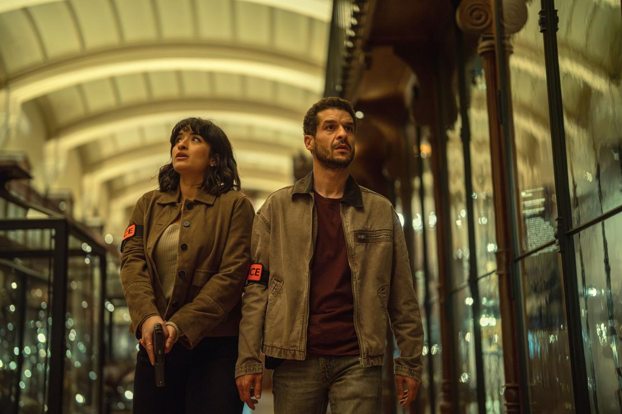 Die Polizei tappt wieder im Halbdunklen: Sofia (Shirine Boutella) und Youssef (Soufiane Guerrab) sind immer einen Schritt hinterher. (Bild: 2025 Netflix, Inc. / Emmanuel Guimier)