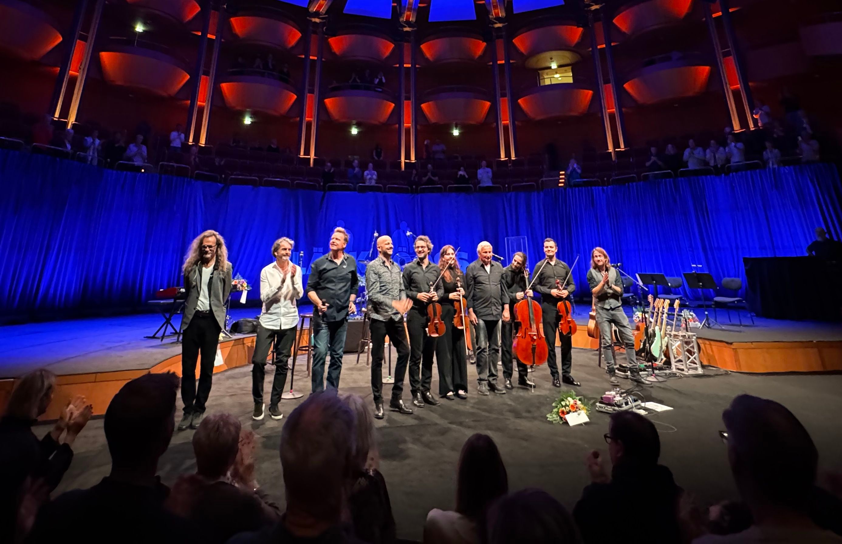 Die Bläck Fööss bedanken sich nach ihrem Konzert in der Philharmonie.