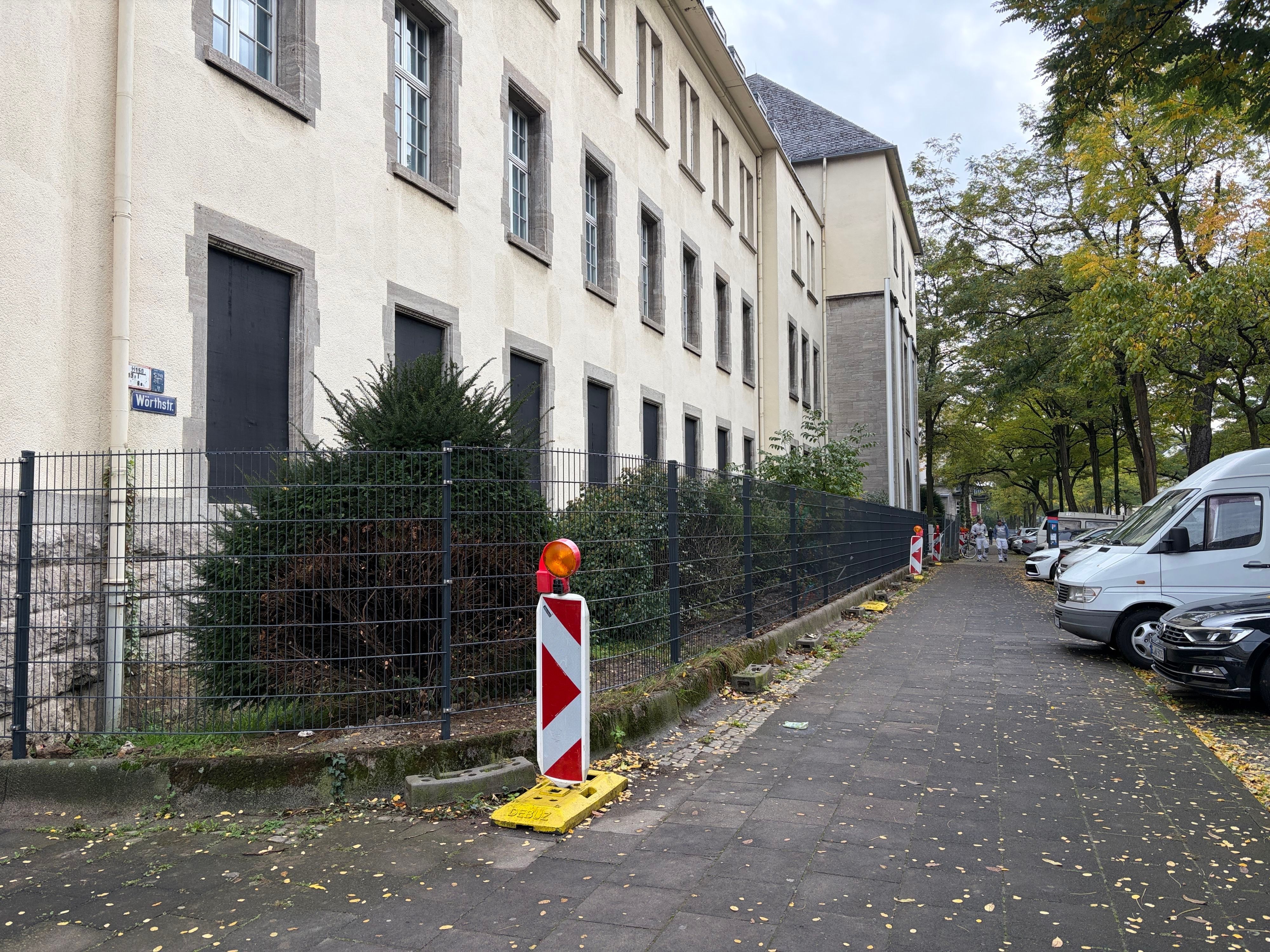 Der Zaun rund um die Unterkunft an der Riehler Straße.