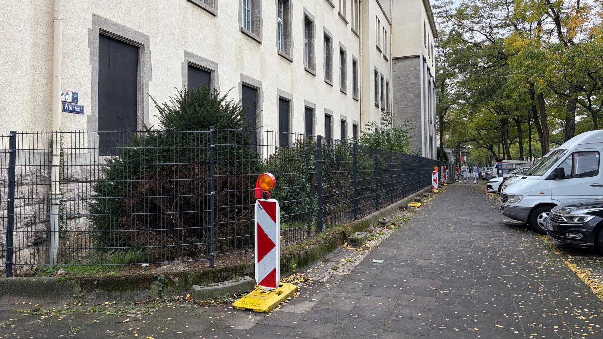 Der Zaun rund um die Unterkunft an der Riehler Straße.