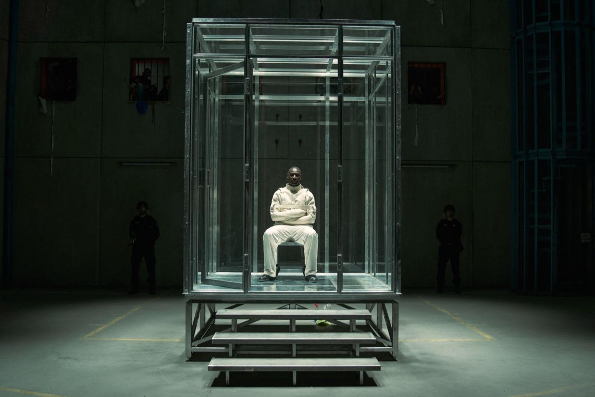 Assane Diop (Omar Sy) soll aus dieser Glasbox im Gefängnis heraus einen Coup an mehreren Orten in Frankreich gleichzeitig durchgezogen haben. (Bild: 2025 Netflix, Inc. / Emmanuel Guimier)