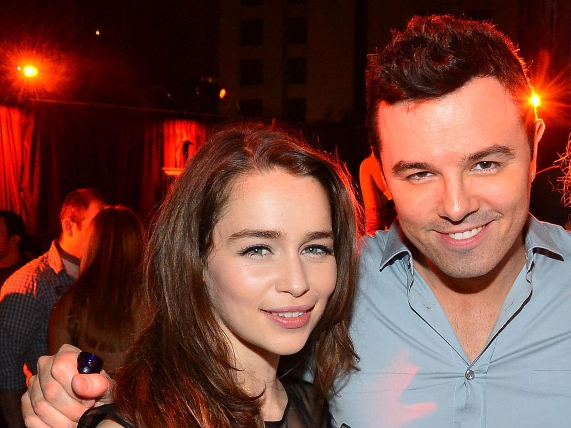 Im Jahr 2012 wurde bekannt, dass Schauspielerin Emilia Clarke mit dem Schöpfer der Zeichentrickserie „Family Guy“ Seth MacFarlane liiert war. (Bild: 2012 Getty Images/Frazer Harrison)