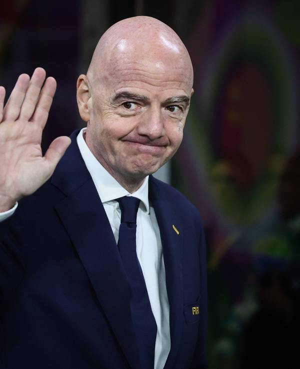 Fifa-Präsident Gianni Infantino hebt Hand in Richtung Kamera.