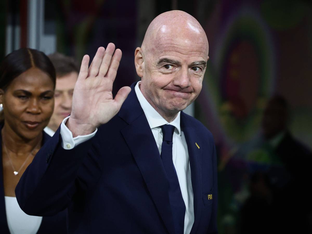 Fifa-Präsident Gianni Infantino hebt Hand in Richtung Kamera.