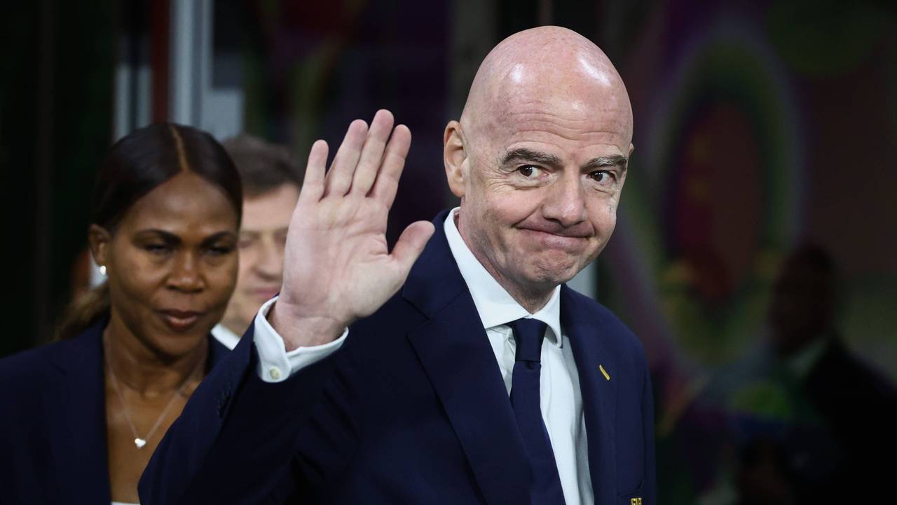Fifa-Präsident Gianni Infantino hebt Hand in Richtung Kamera.
