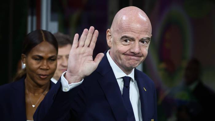 Fifa-Präsident Gianni Infantino hebt Hand in Richtung Kamera.