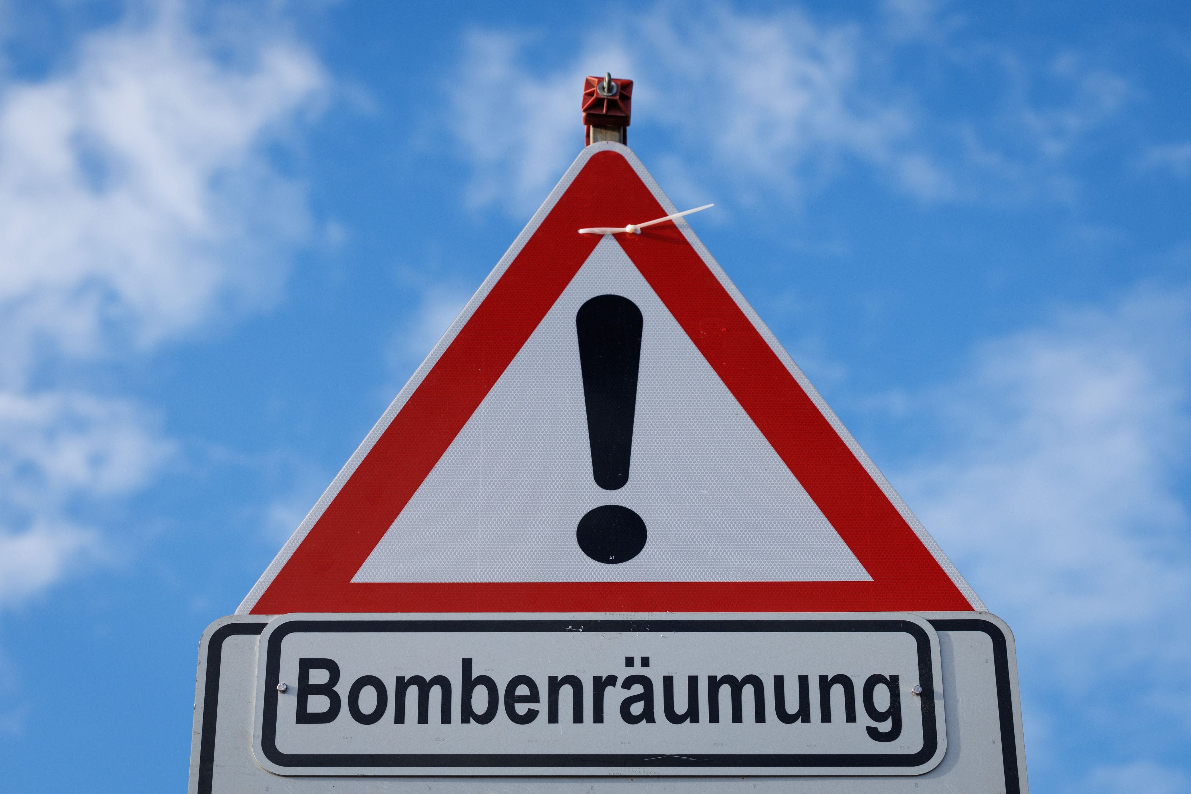 „Bombenräumung" steht auf einem Straßenschild.