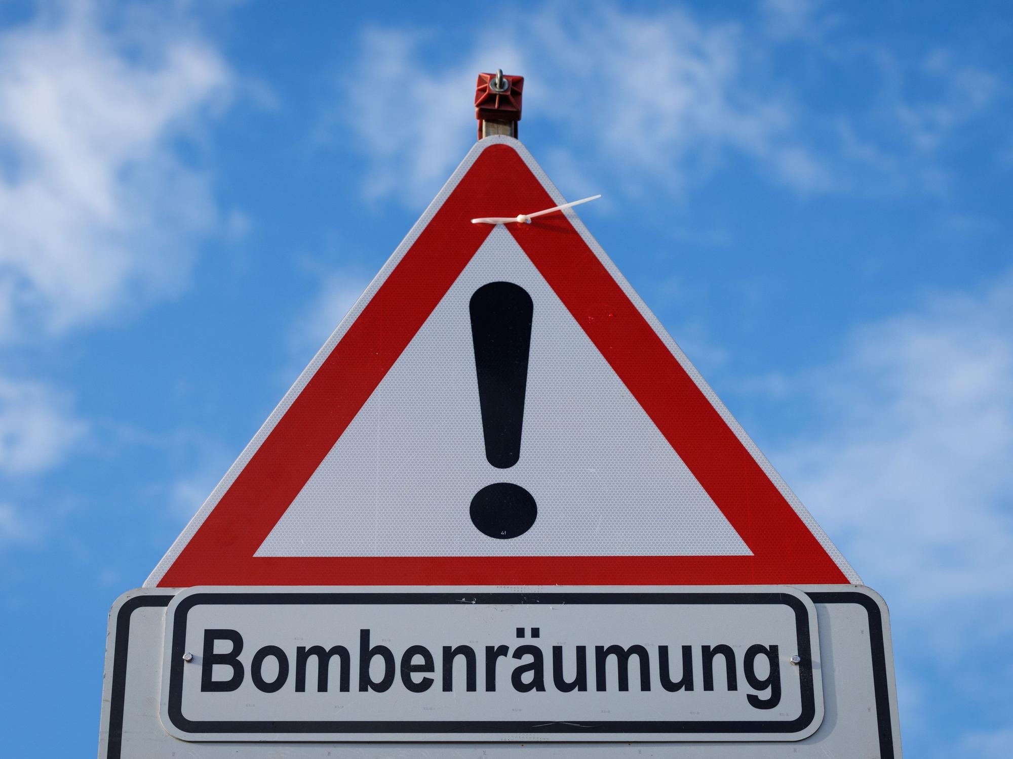 „Bombenräumung" steht auf einem Straßenschild.
