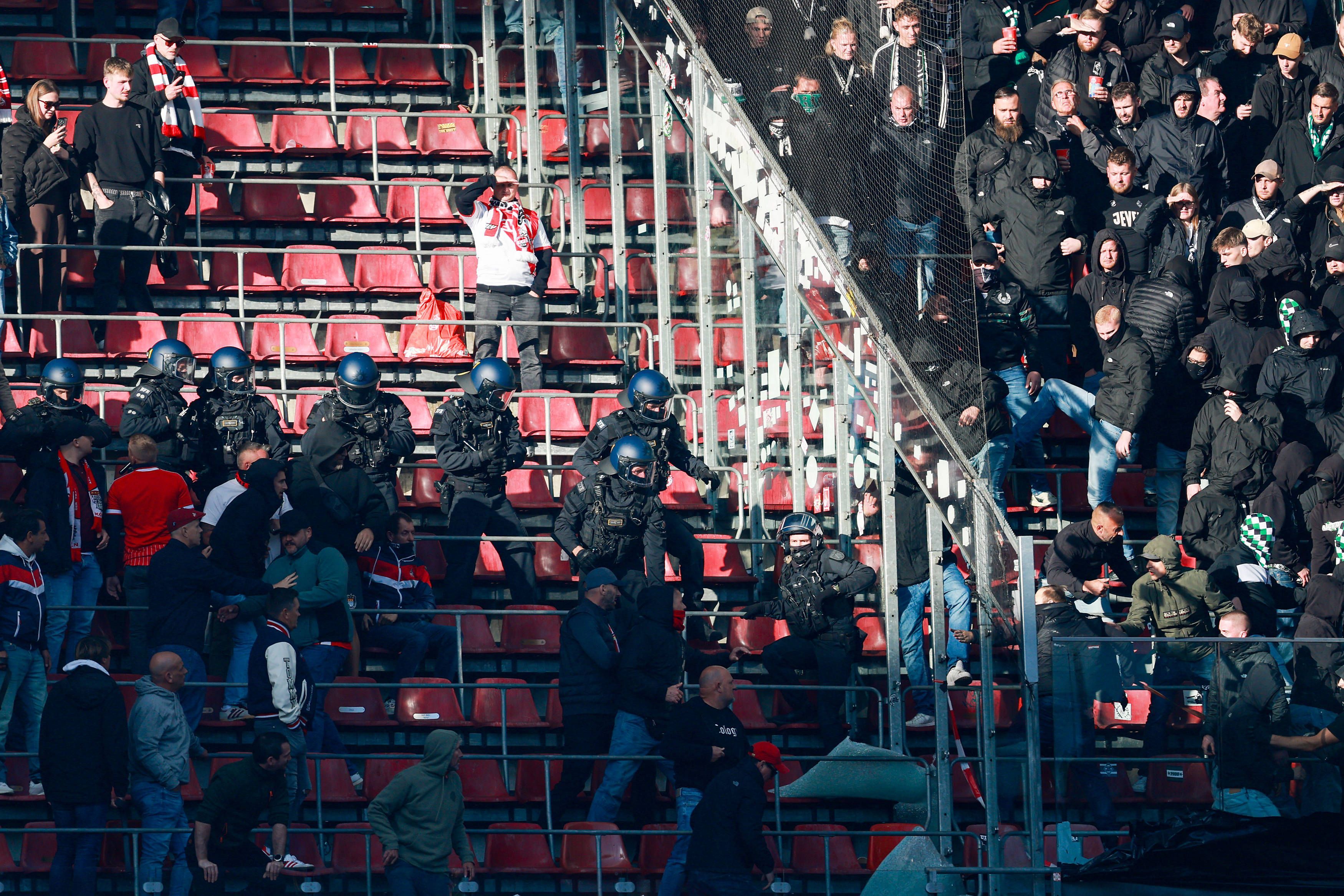 Die Polizei greift nach Prügeleien zwischen Fans von Köln und Gladbach ein.