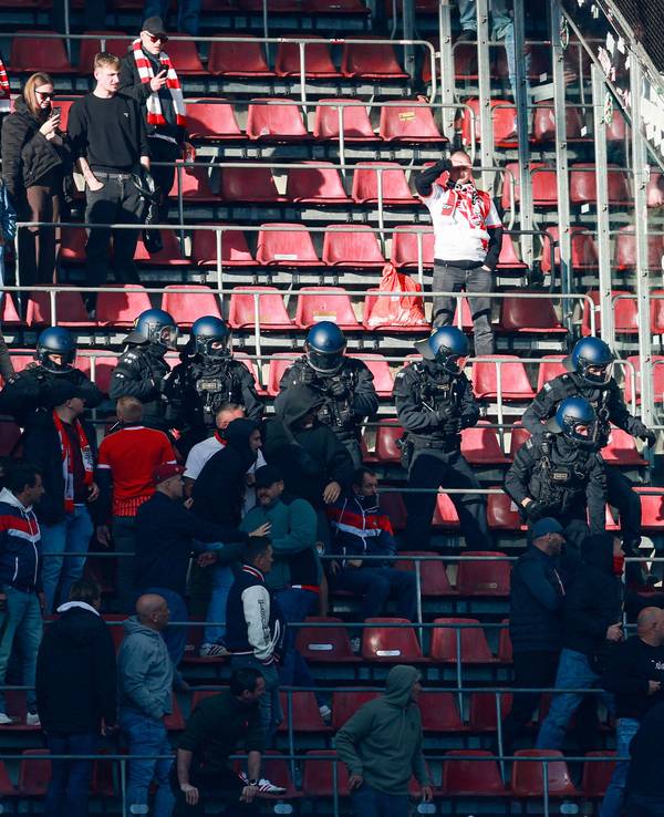 Die Polizei greift nach Prügeleien zwischen Fans von Köln und Gladbach ein.
