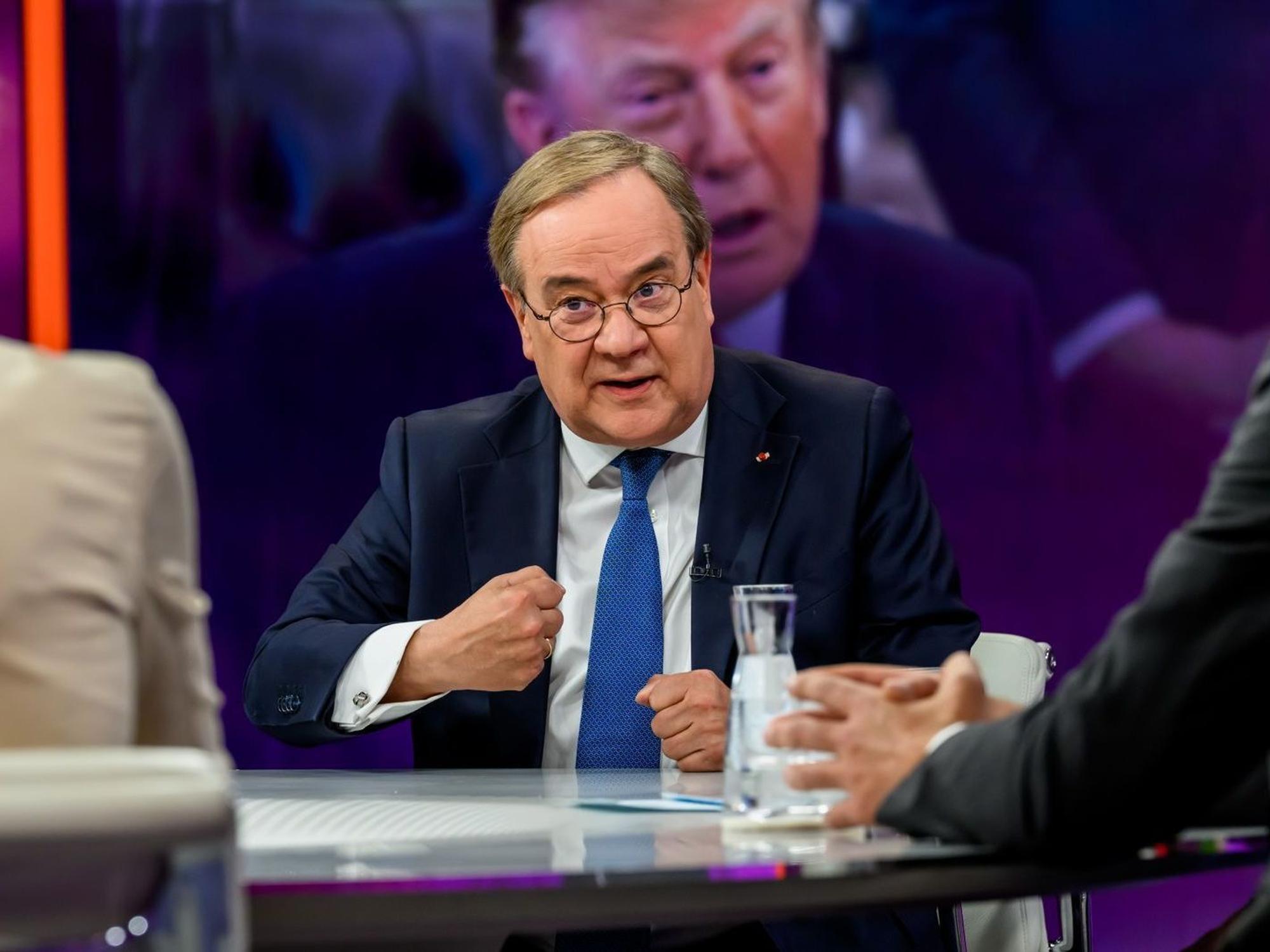 „Wenn sie den Rest der Welt aufteilen, wäre es schlecht. Aber egal, ob wir es gut oder schlecht finden, sie werden es ohnehin machen“, sagte CDU-Außenpolitiker Armin Laschet mit Blick auf den möglichen Dreier-Gipfel von Trump, Putin und Xi. (Bild: ZDF/Svea Pietschmann )