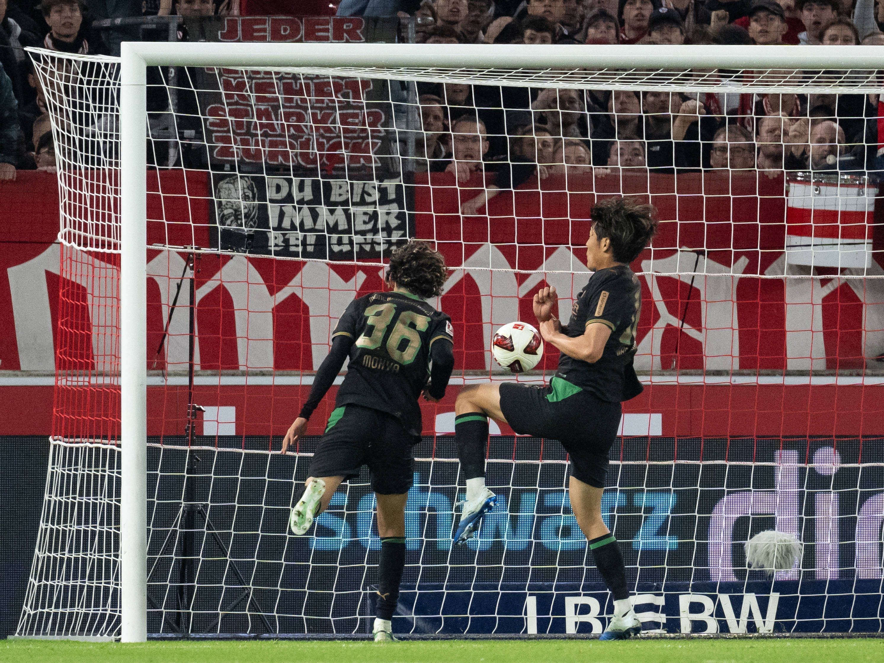 Wael Mohya trifft zum 3:2 für Borussia Mönchengladbach in Stuttgart.