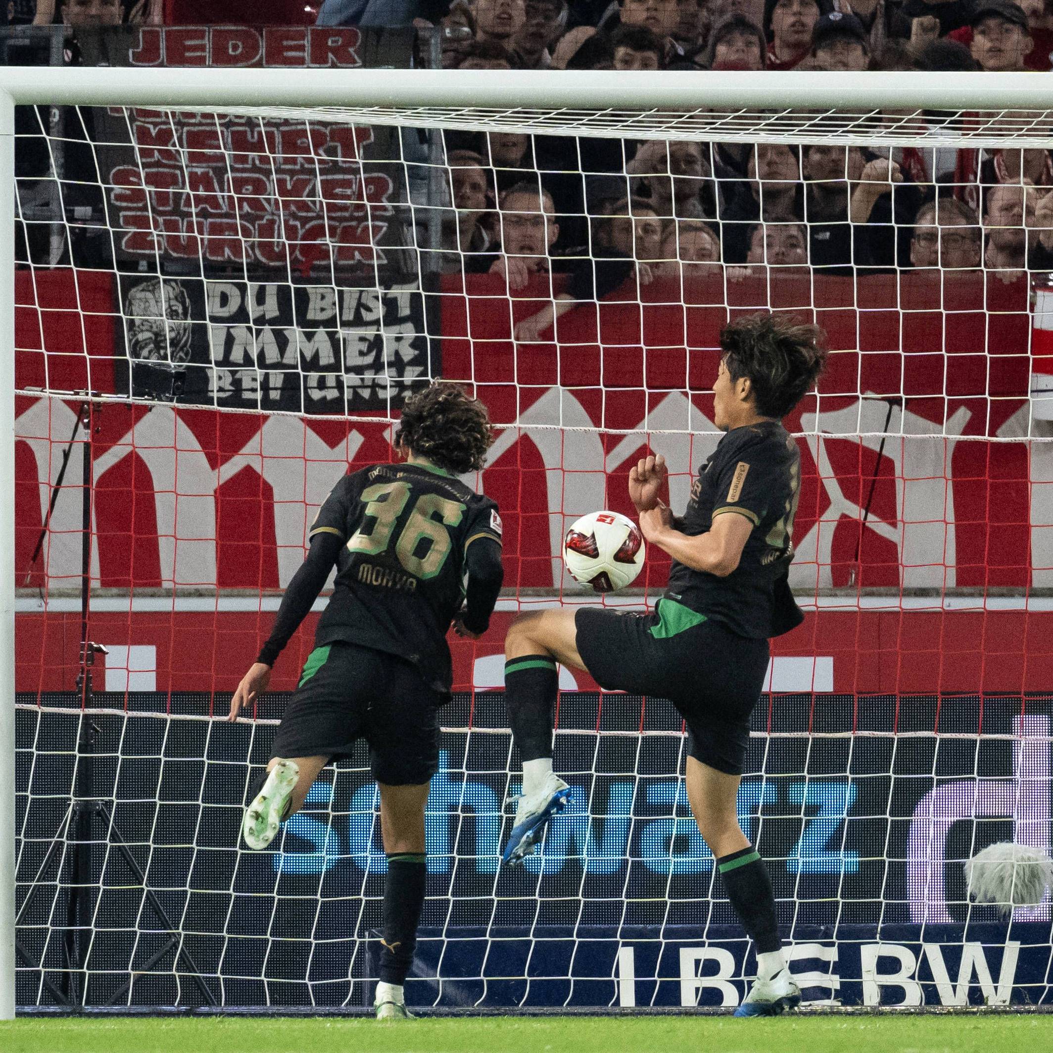 Wael Mohya trifft zum 3:2 für Borussia Mönchengladbach in Stuttgart.