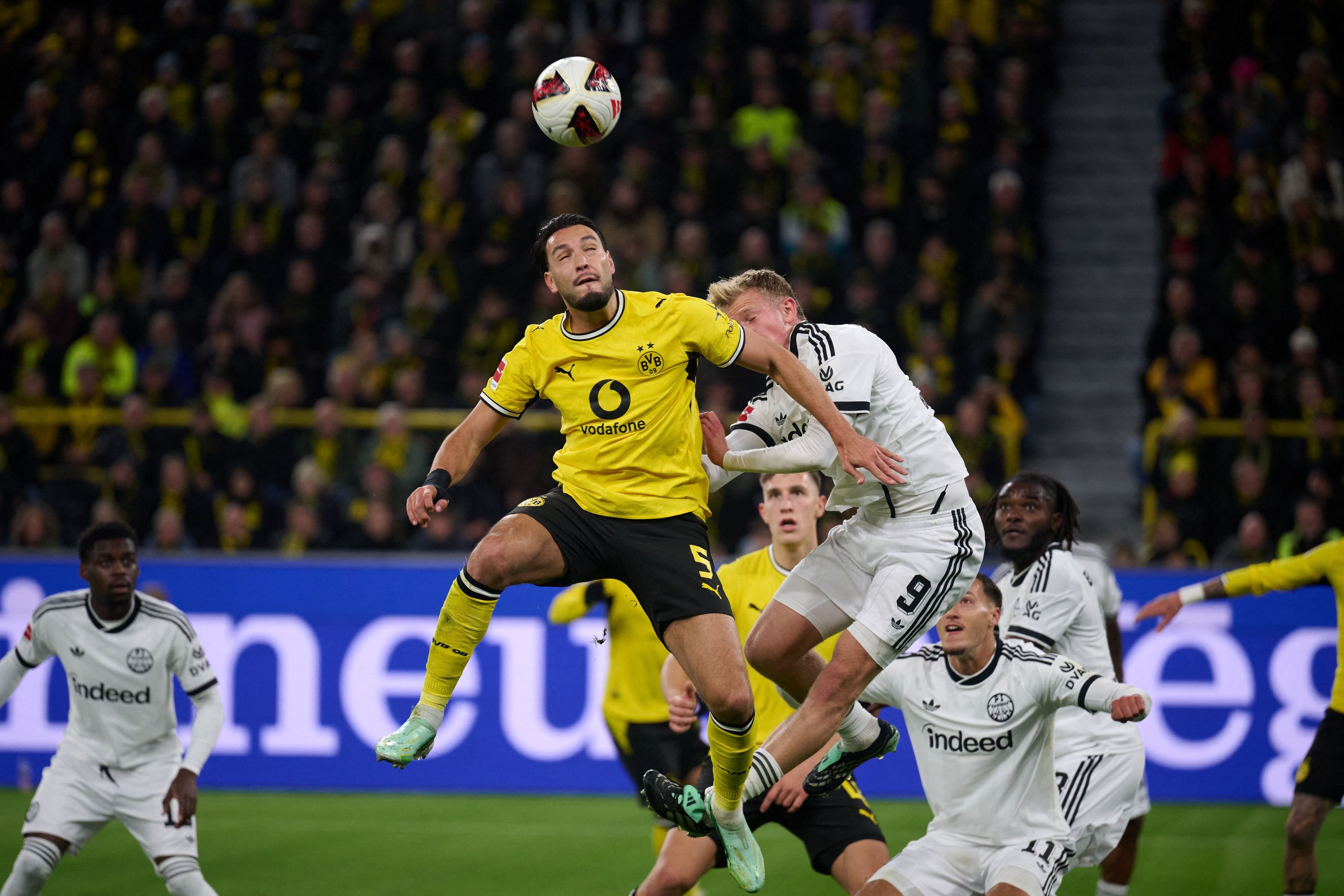 Ramy Bensebaini (l, Borussia Dortmund) und Jonathan Burkardt (Eintracht Frankfurt) in Aktion.