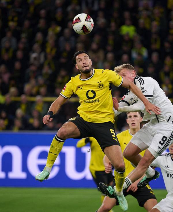 Ramy Bensebaini (l, Borussia Dortmund) und Jonathan Burkardt (Eintracht Frankfurt) in Aktion.