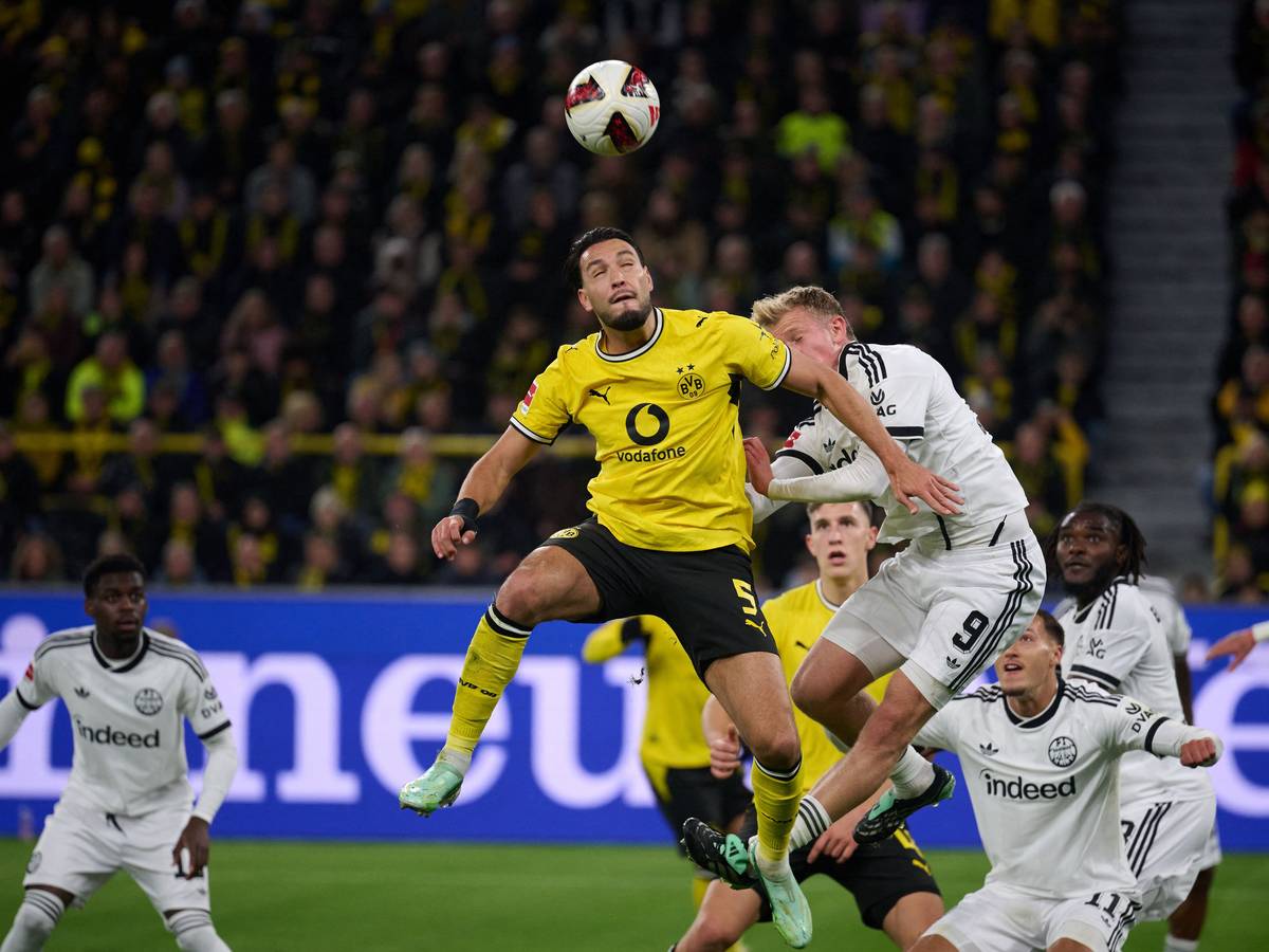 Ramy Bensebaini (l, Borussia Dortmund) und Jonathan Burkardt (Eintracht Frankfurt) in Aktion.