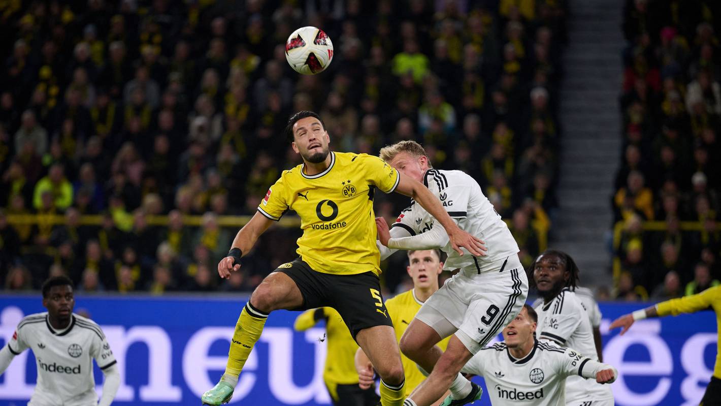 Ramy Bensebaini (l, Borussia Dortmund) und Jonathan Burkardt (Eintracht Frankfurt) in Aktion.
