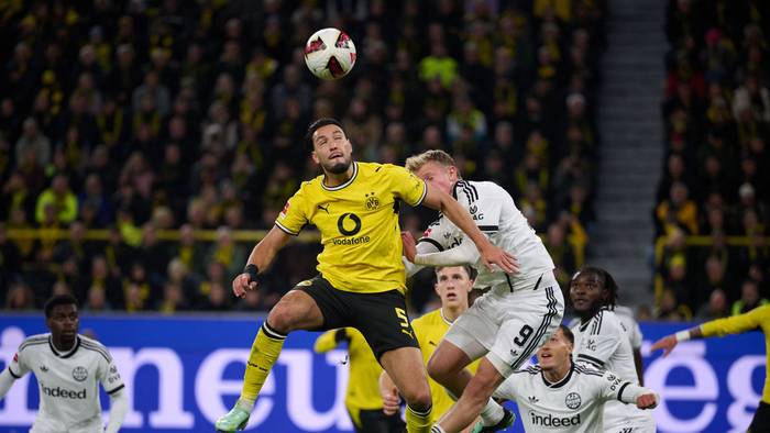 Ramy Bensebaini (l, Borussia Dortmund) und Jonathan Burkardt (Eintracht Frankfurt) in Aktion.