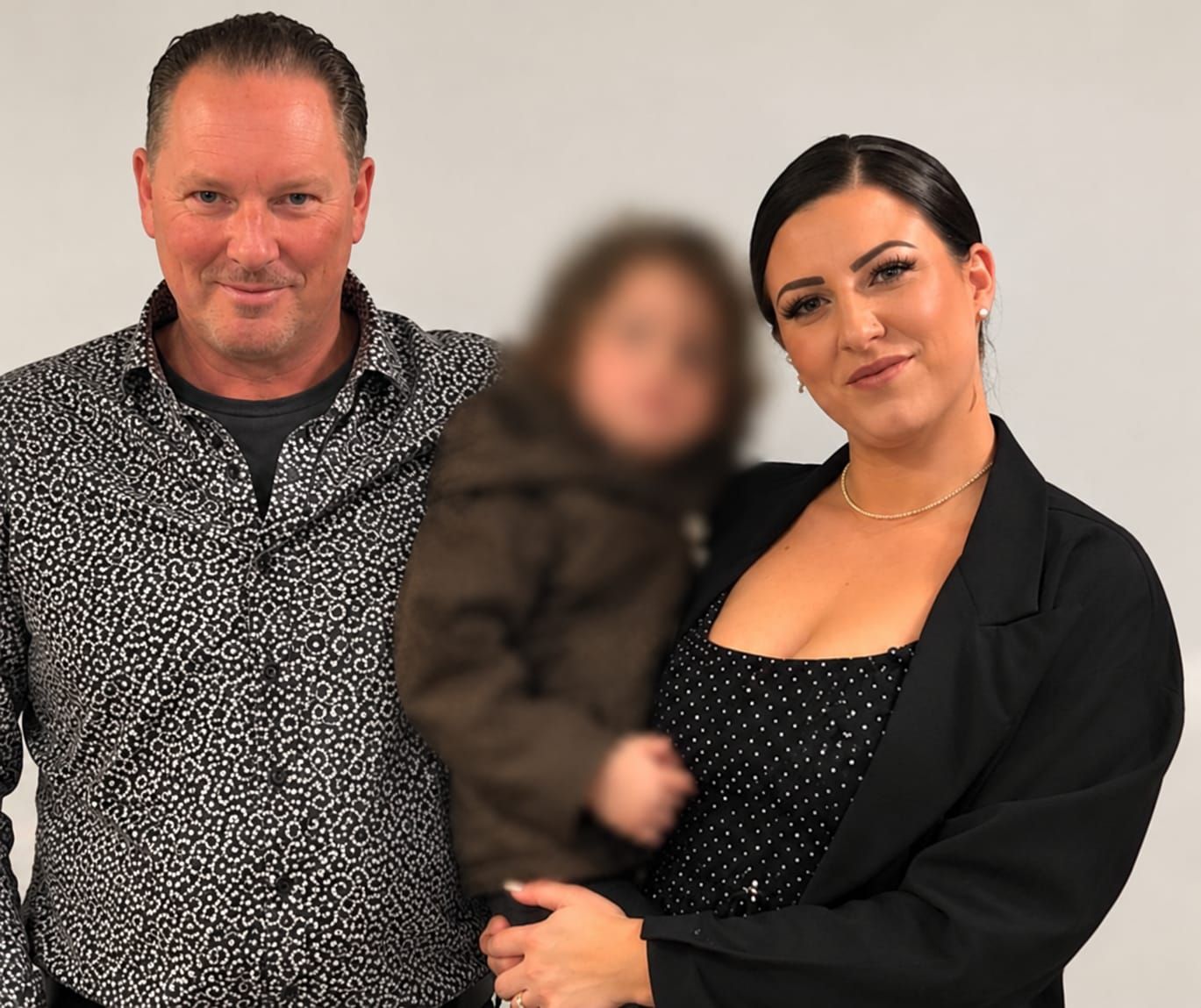 Herbert G. (†57) wurde von mehreren Personen angegriffen und brutal verprügelt. An den Folgen zerbrach er. Das Foto zeigt ihn zusammen mit seiner Tochter Lina (32) und Enkelin.