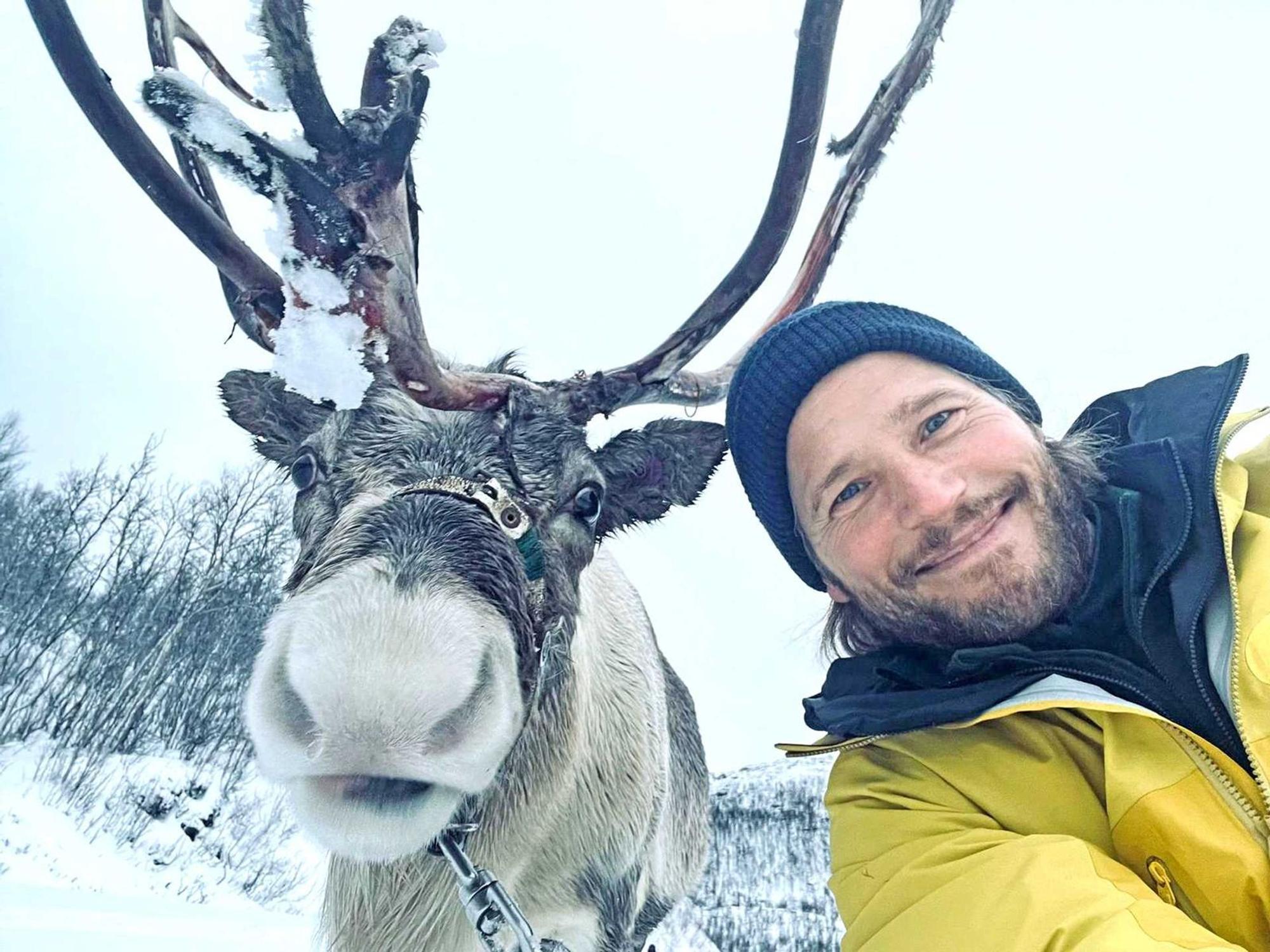 „Die Herausforderung ist es, was mich antreibt“, sagt Sebastian Ströbel. So zog es ihn kürzlich für die „Terra X“-Doku „Sebastian Ströbel - Meine Arktis - Im Bann der Polarnacht“ in den eiskalten Norden, wo er Freundschaft mit einem Rentier schloss. (Bild: ZDF / David Enge)