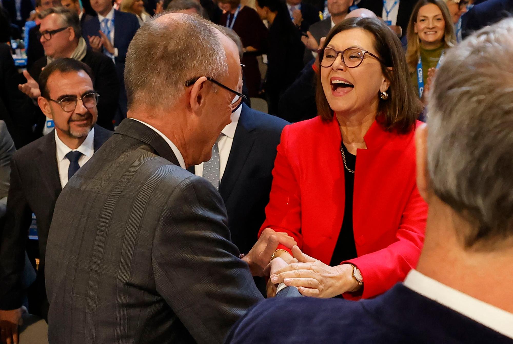 Bundeskanzler Friedrich Merz begrüßte Bayerns Landtagspräsidentin Ilse Aigner. Sie wird von der CSU als nächste Bundespräsidentin favorisiert.