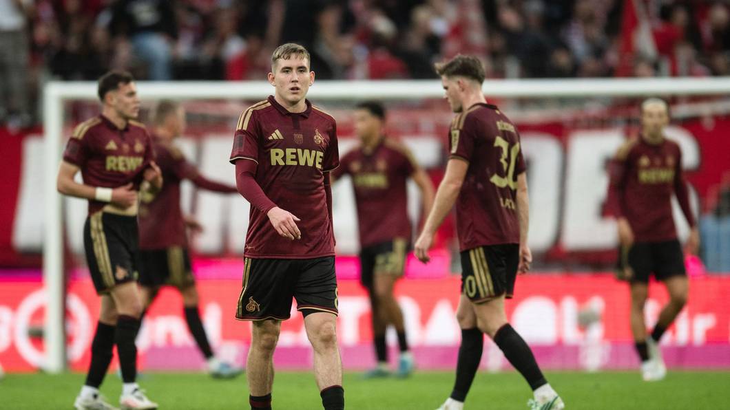 Isak Johannesson und Marius Bülter gehen enttäuscht über den Platz.