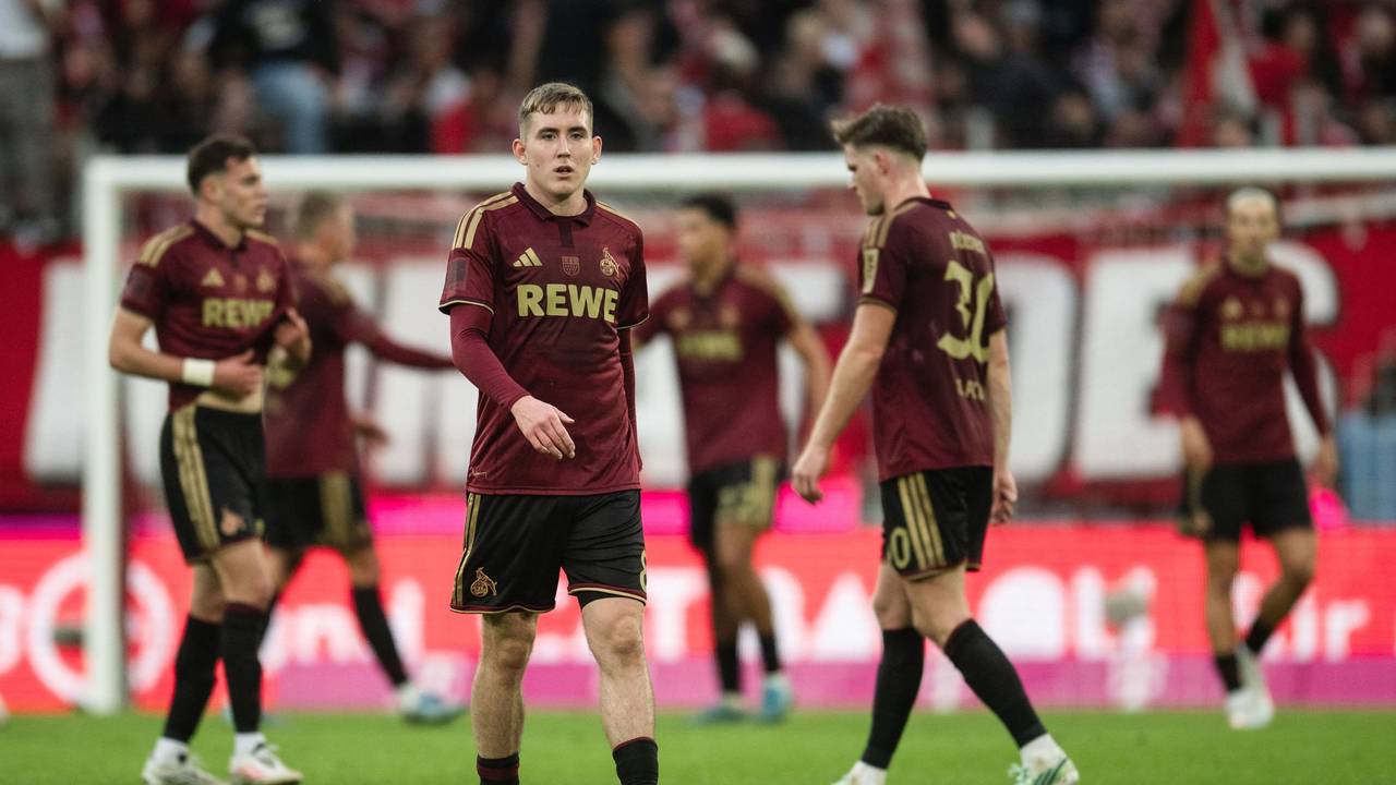 Isak Johannesson und Marius Bülter gehen enttäuscht über den Platz.