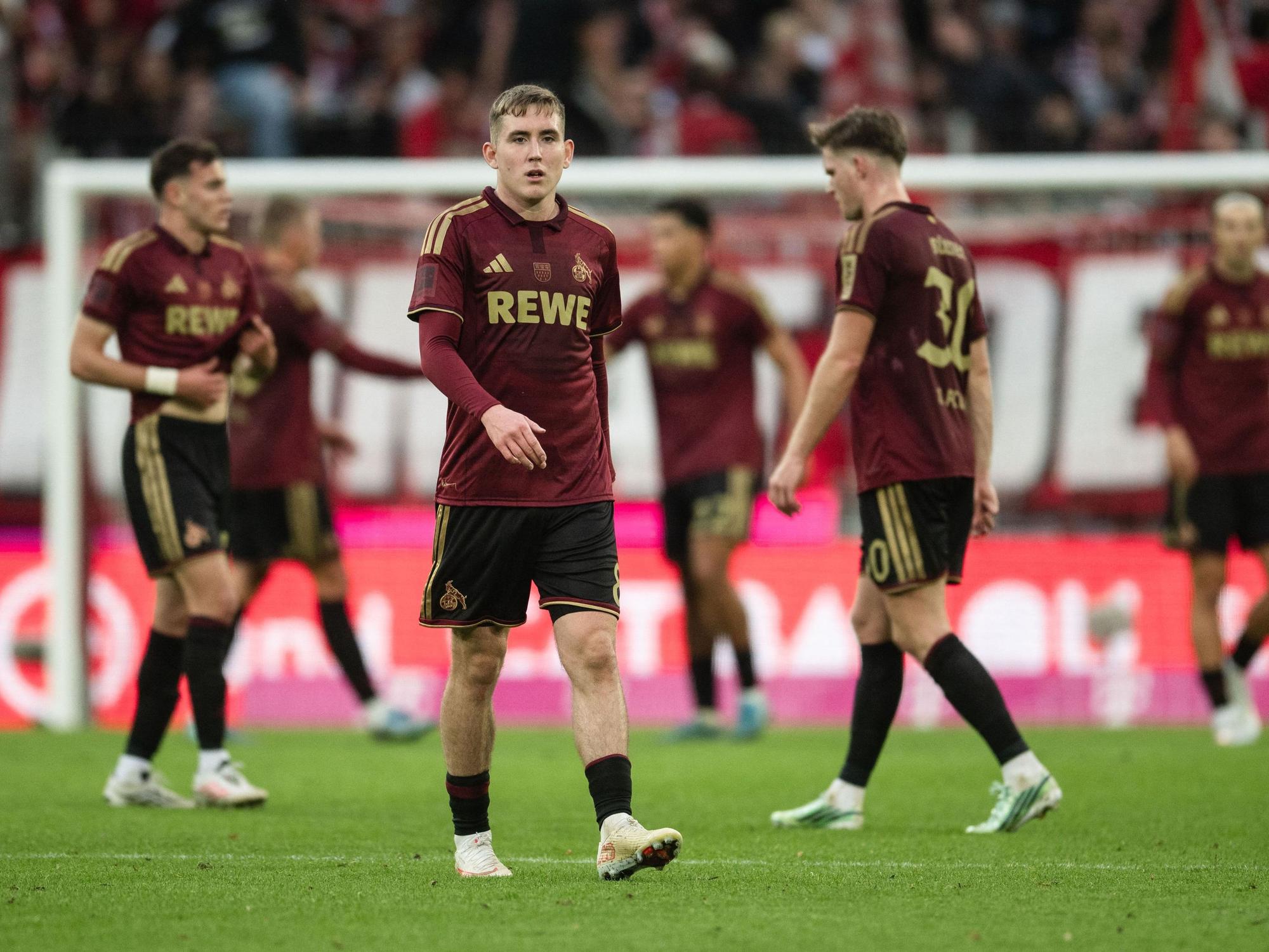 Isak Johannesson und Marius Bülter gehen enttäuscht über den Platz.