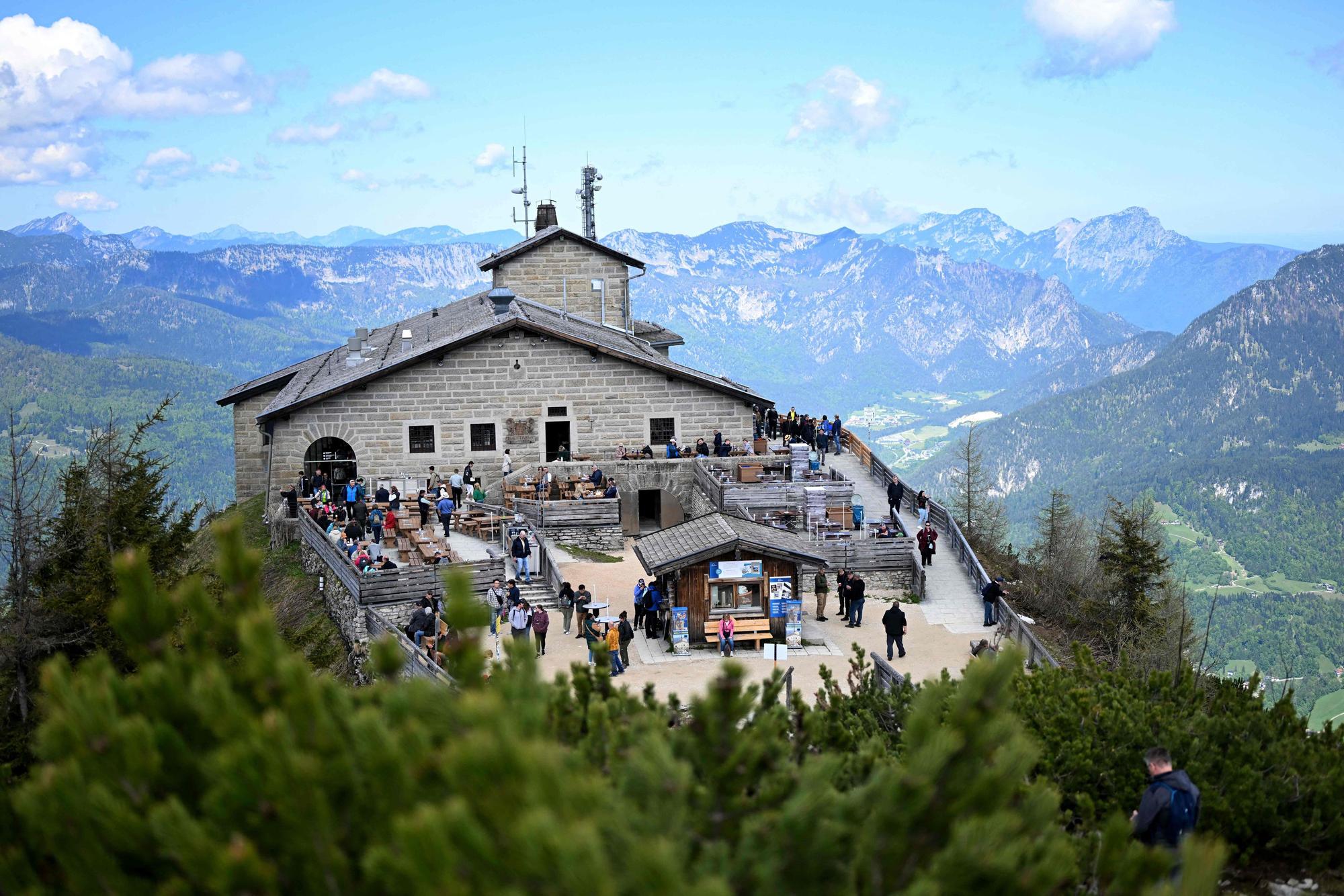 Das Kehlsteinhaus ist seit 1952 eine Berggaststätte. Jedes Jahr kommen zahlreiche Touristen und Touristinnen auf den Obersalzberg.