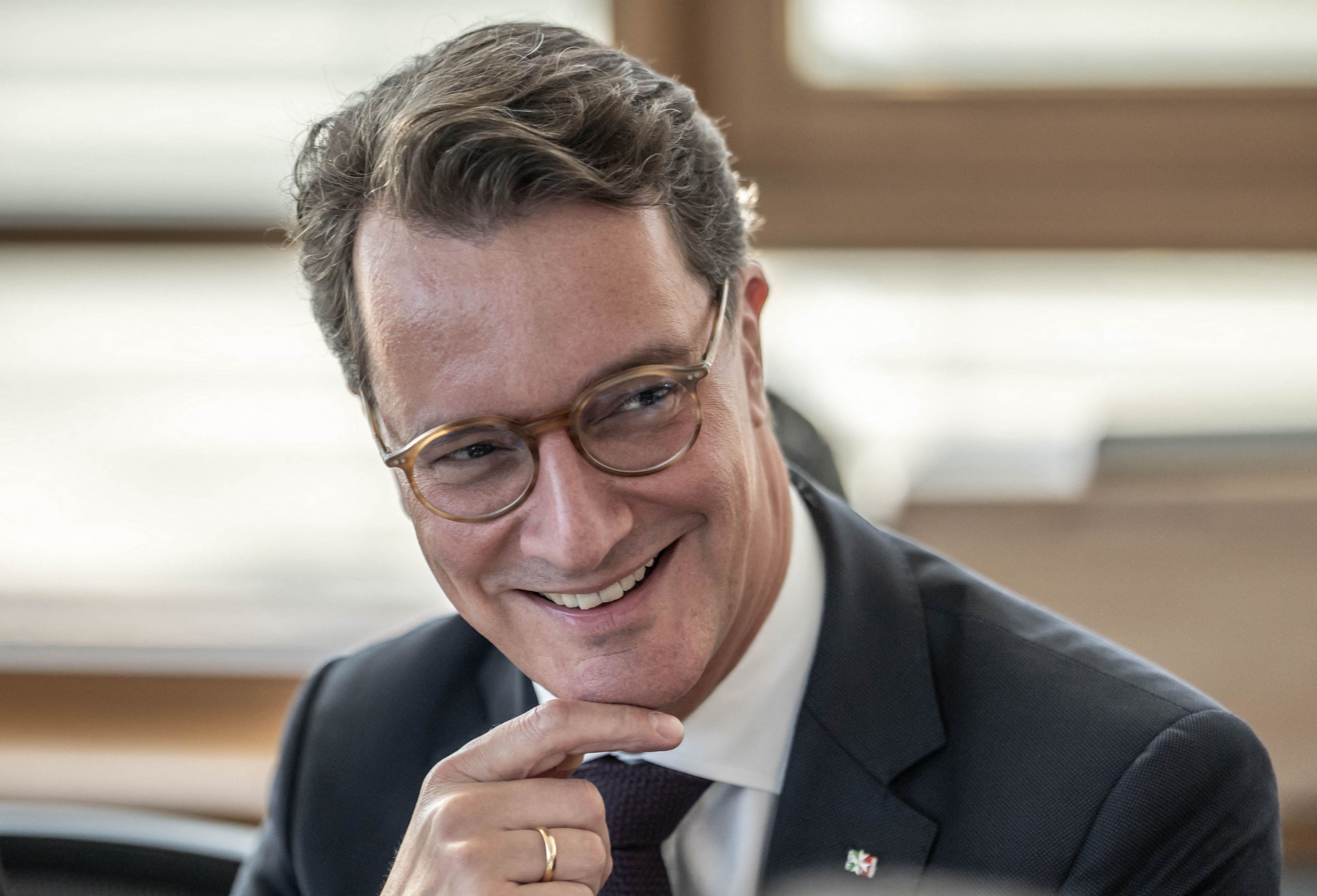 Hendrik Wüst (CDU), Ministerpräsident von Nordrhein-Westfalen, zieht nachts schon mal aufs Schlafsofa um.